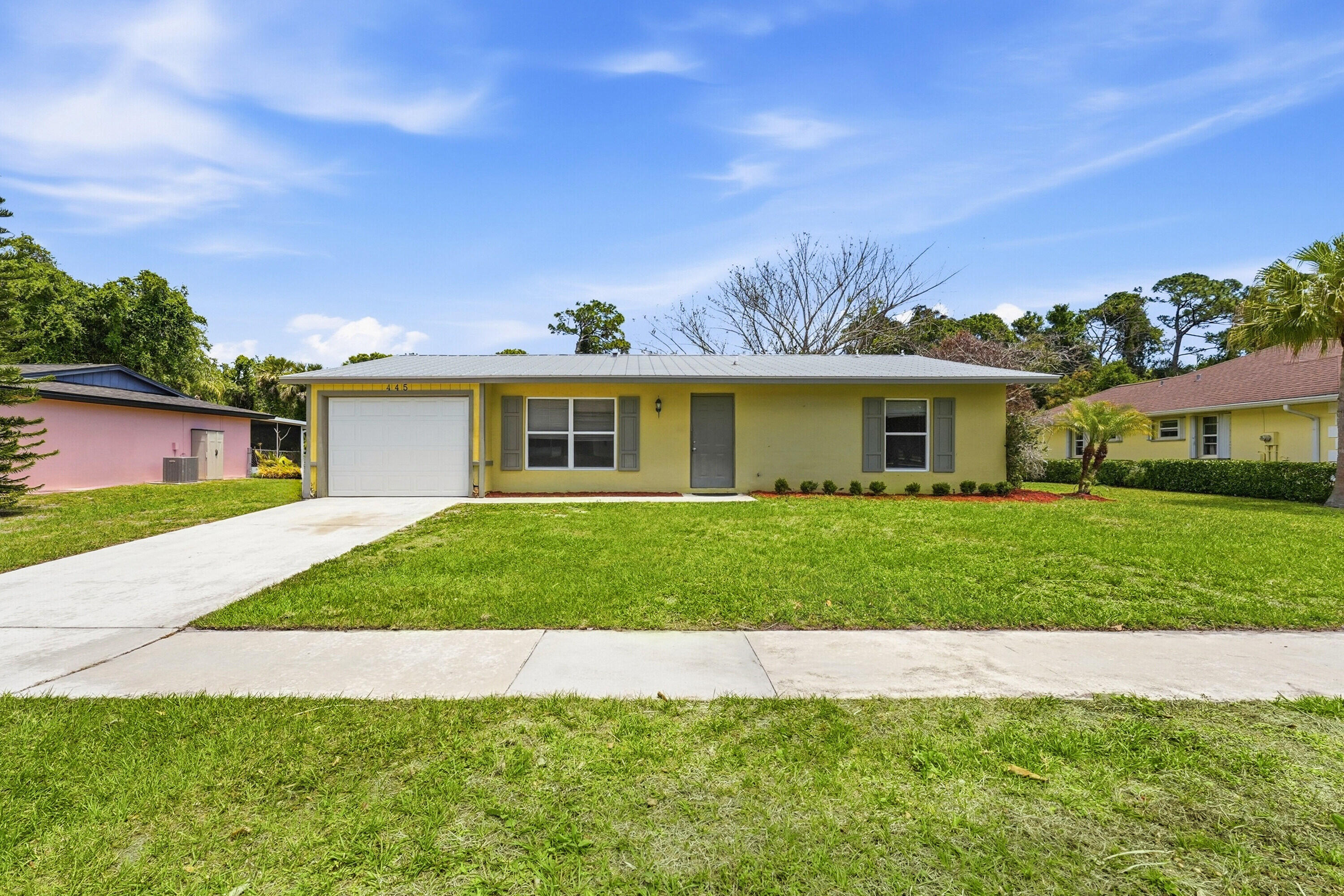 Foto de propiedad en 445 NE Armory Circle, Port St. Lucie, FL 34983 Port St. Lucie con MLS# 