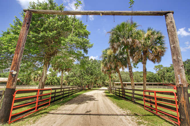 Foto de propiedad en 2833 F Road, Loxahatchee Groves, FL 33470 Loxahatchee Groves con MLS# 