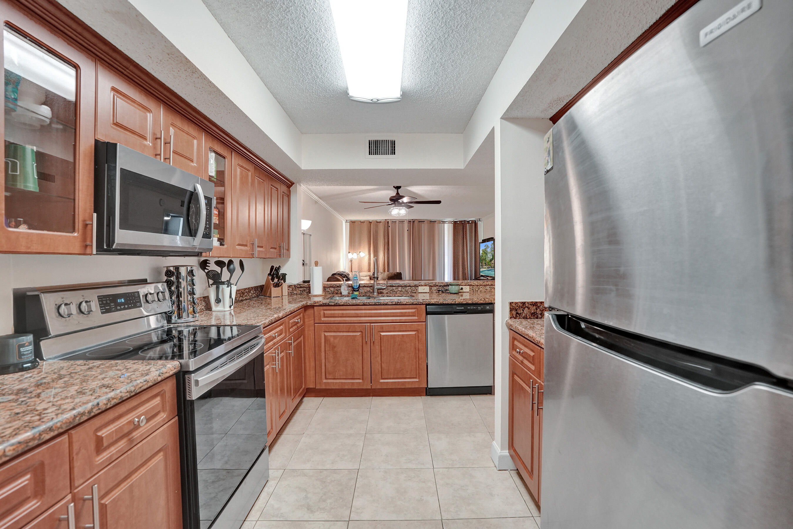 Foto de propiedad en 8266 NW 24th Street, Coral Springs, FL 33065 Coral Springs con MLS# 