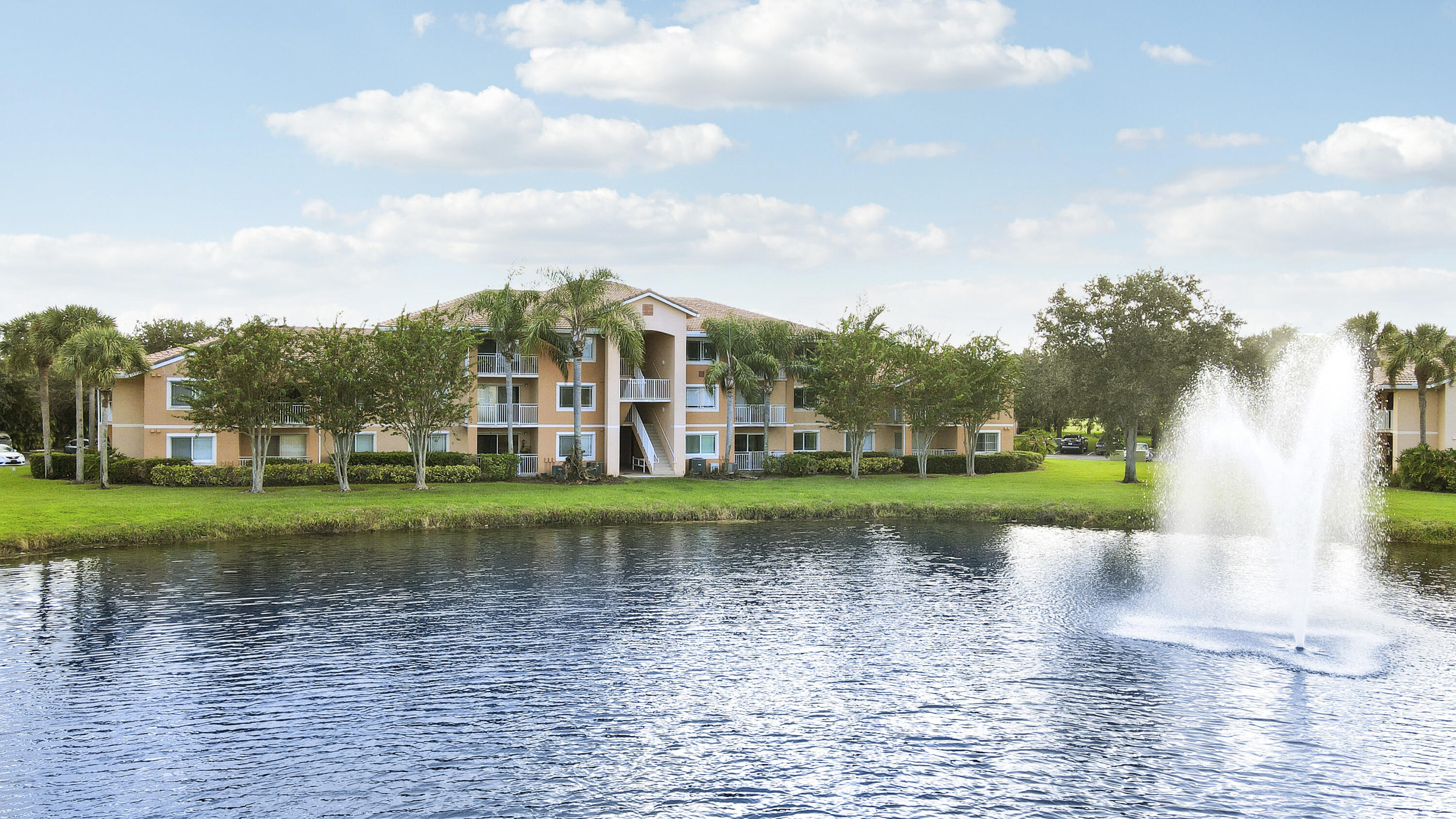 Foto de propiedad en 121 SW Palm Drive Unit 306, Port St. Lucie, FL 34986 Port St. Lucie con MLS# 