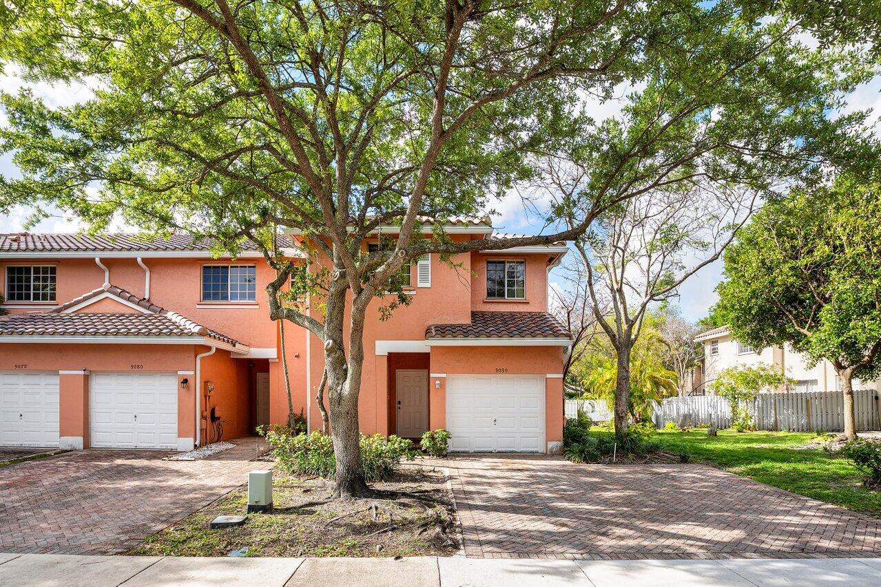Foto de propiedad en 9090 NW 40th Place, Sunrise, FL 33351 Sunrise con MLS# 