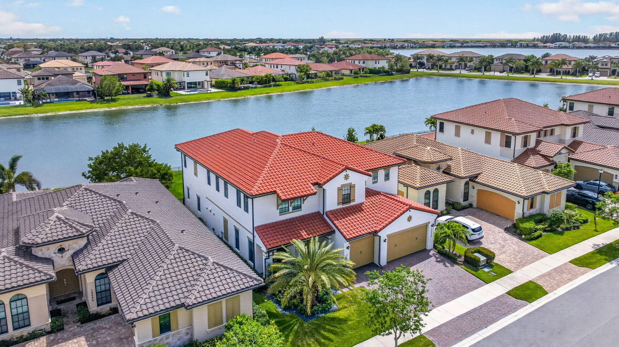 Foto de propiedad en 12090 Lake Trail Lane, Parkland, FL 33076 Parkland con MLS# 