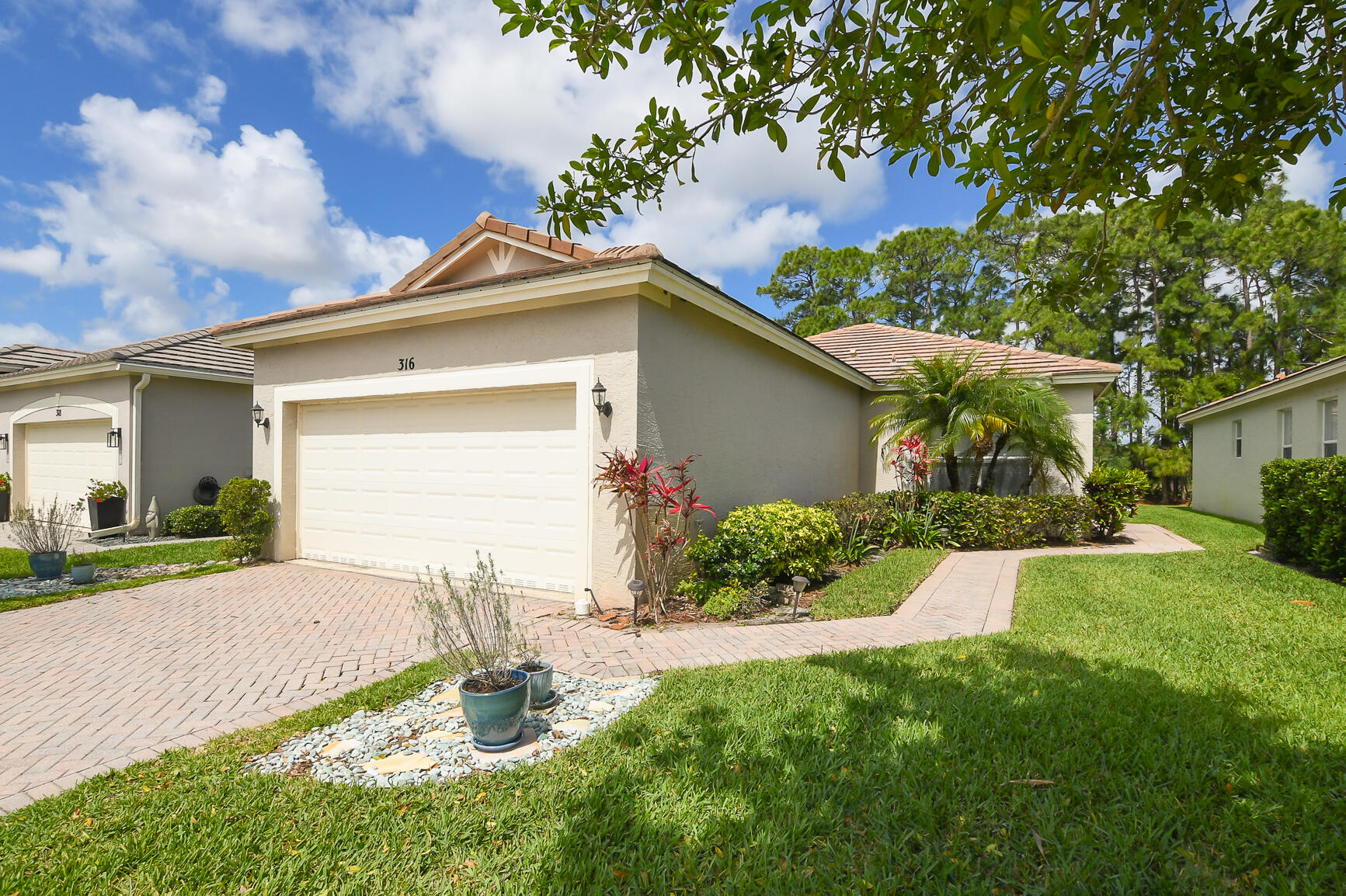 Foto de propiedad en 316 SW Maclay Way, Port St. Lucie, FL 34986 Port St. Lucie con MLS# 