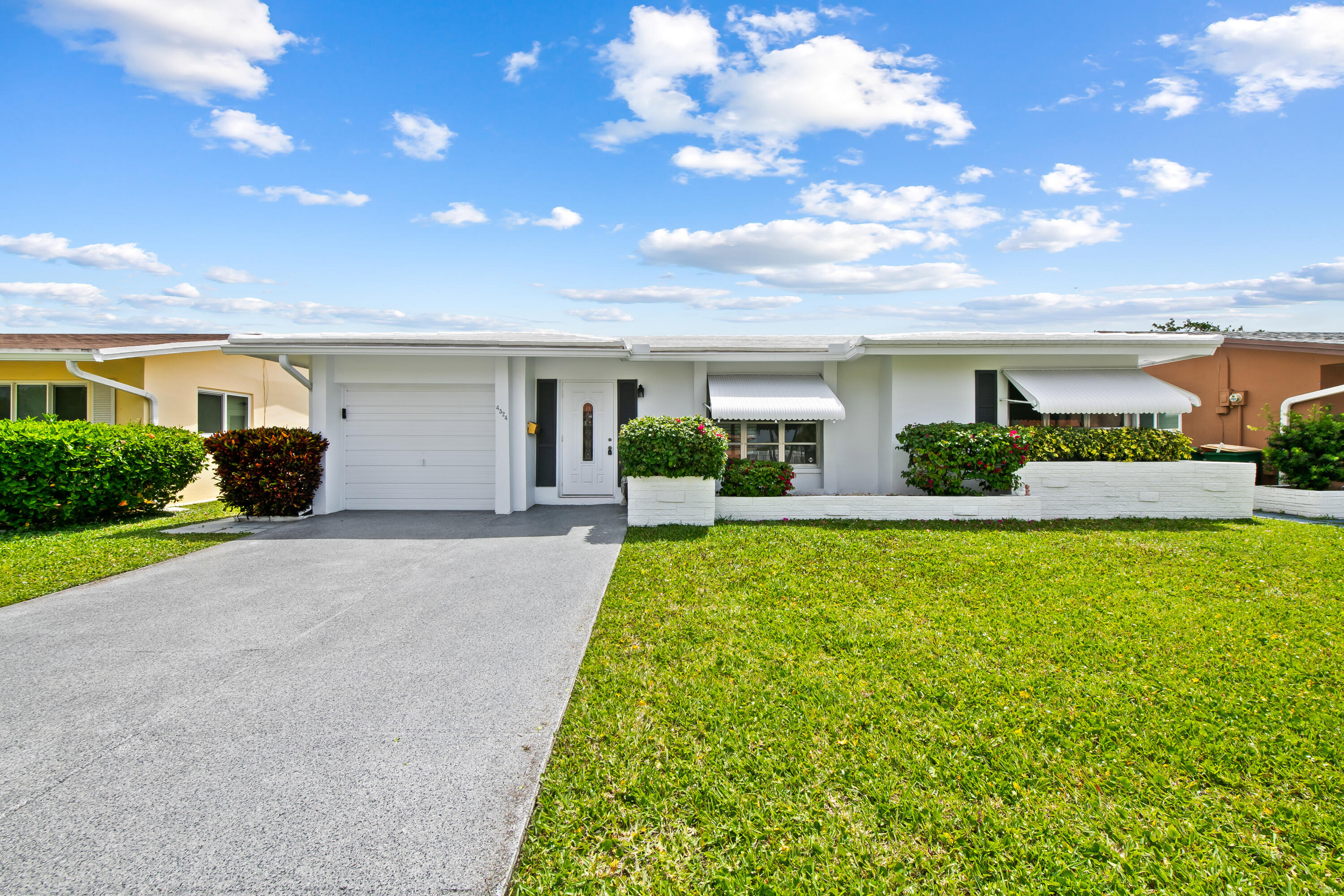 Foto de propiedad en 4524 NW 43rd Avenue, Tamarac, FL 33319 Tamarac con MLS# 