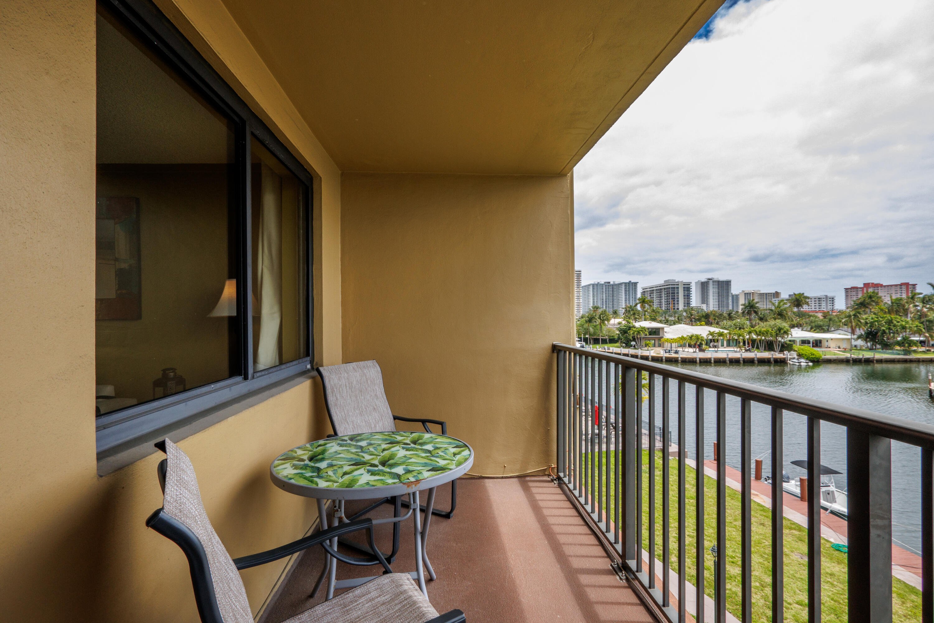 Foto de propiedad en 301 Golden Isles Drive 412, Hallandale Beach, FL 33009 Hallandale Beach con MLS# 