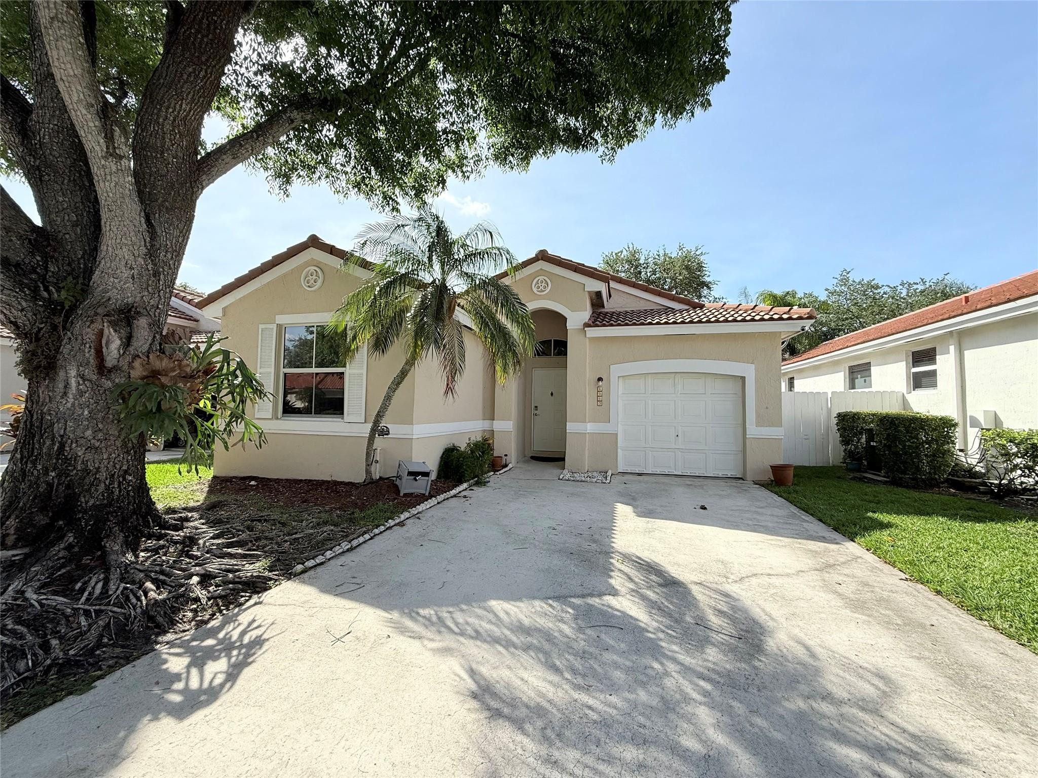 Foto de propiedad en 4965 SW 153rd Avenue, Davie, FL 33331 Davie con MLS# 