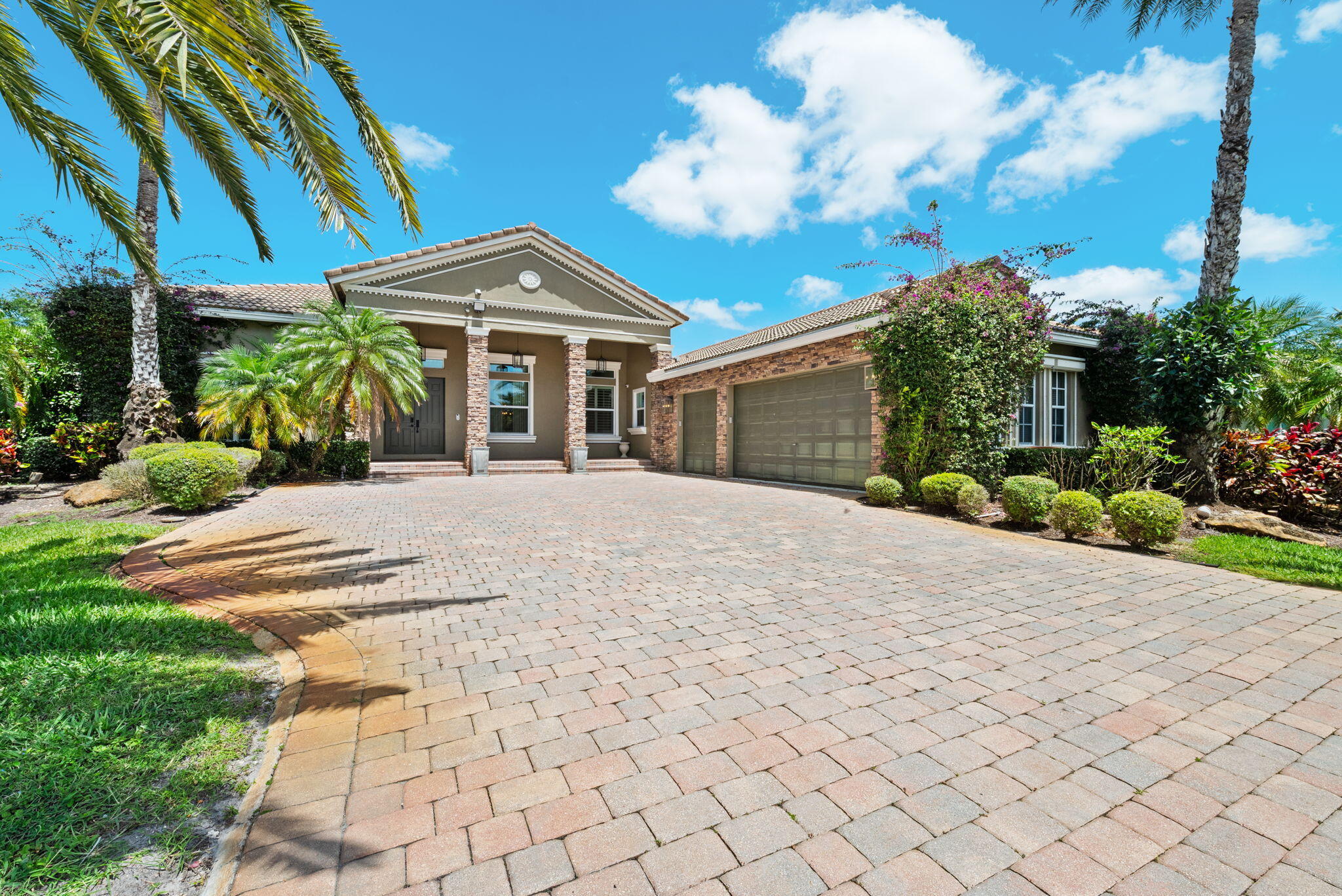 Foto de propiedad en 11371 NW 6th Street, Plantation, FL 33325 Plantation con MLS# 
