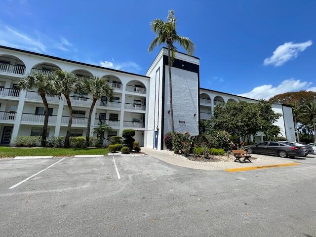 Foto de propiedad en 4602 Martinique Way F1, Coconut Creek, FL 33066 Coconut Creek con MLS# 