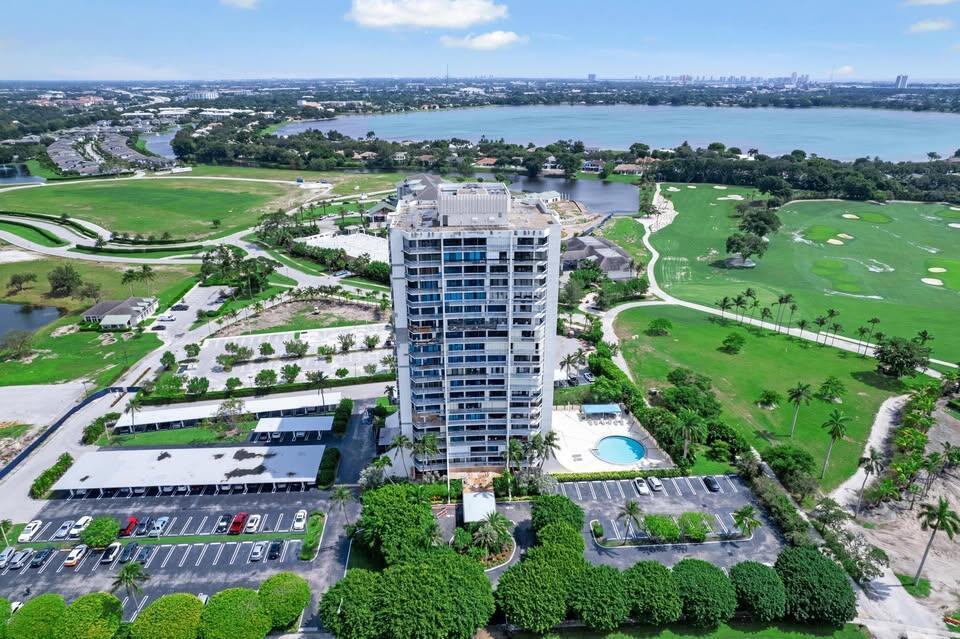 Foto de propiedad en 2400 Presidential Way 1206, West Palm Beach, FL 33401 West Palm Beach con MLS# 