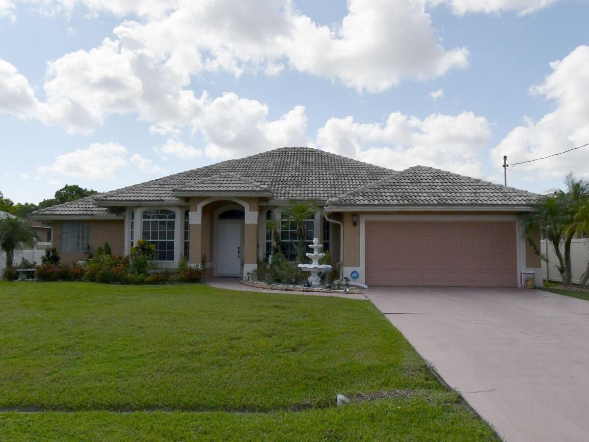 Foto de propiedad en 5514 NW Whitecap Road, Port St. Lucie, FL 34986 Port St. Lucie con MLS# 