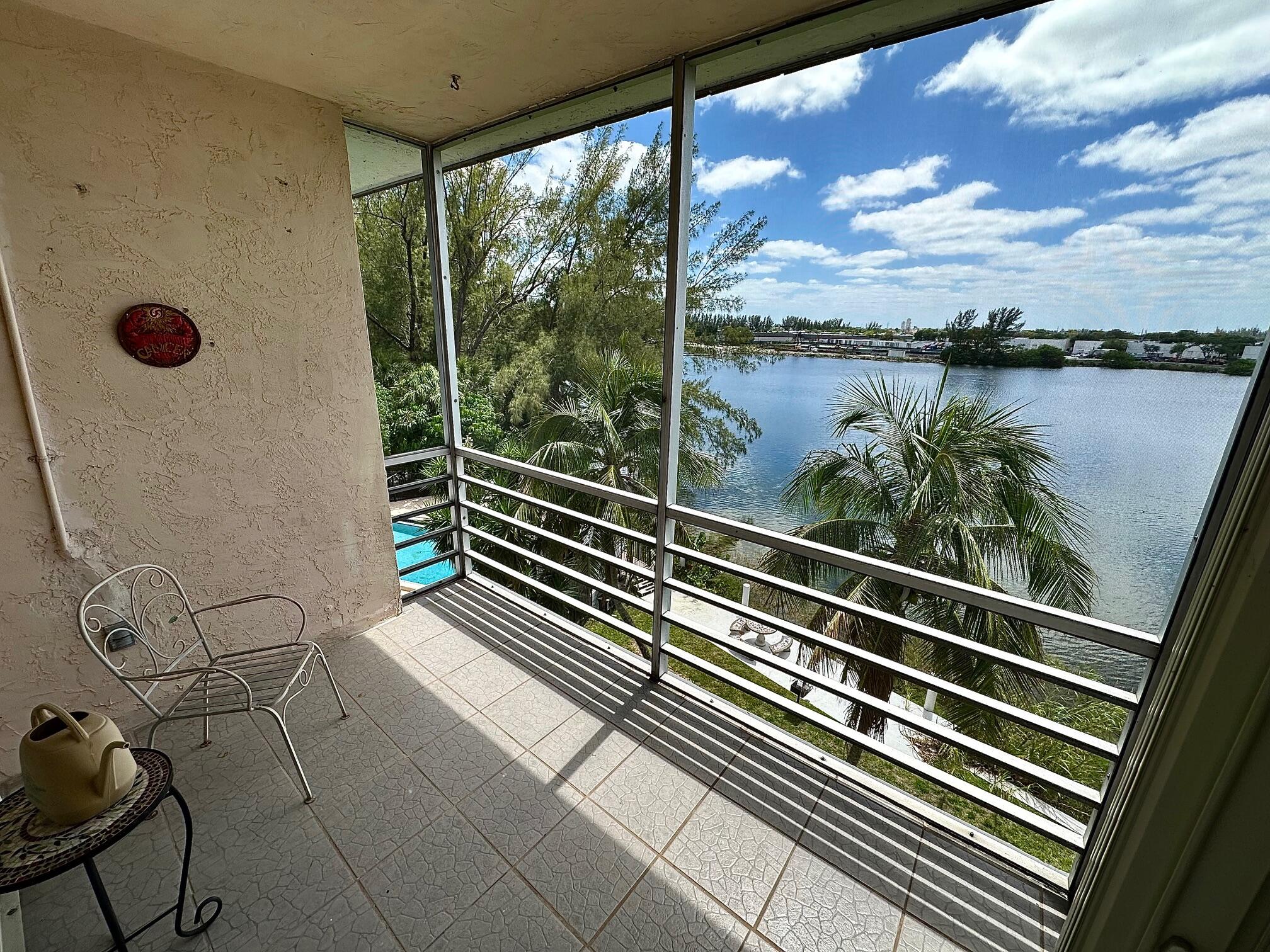 Foto de propiedad en 4311 Crystal Lake Drive 407, Deerfield Beach, FL 33064 Deerfield Beach con MLS# 