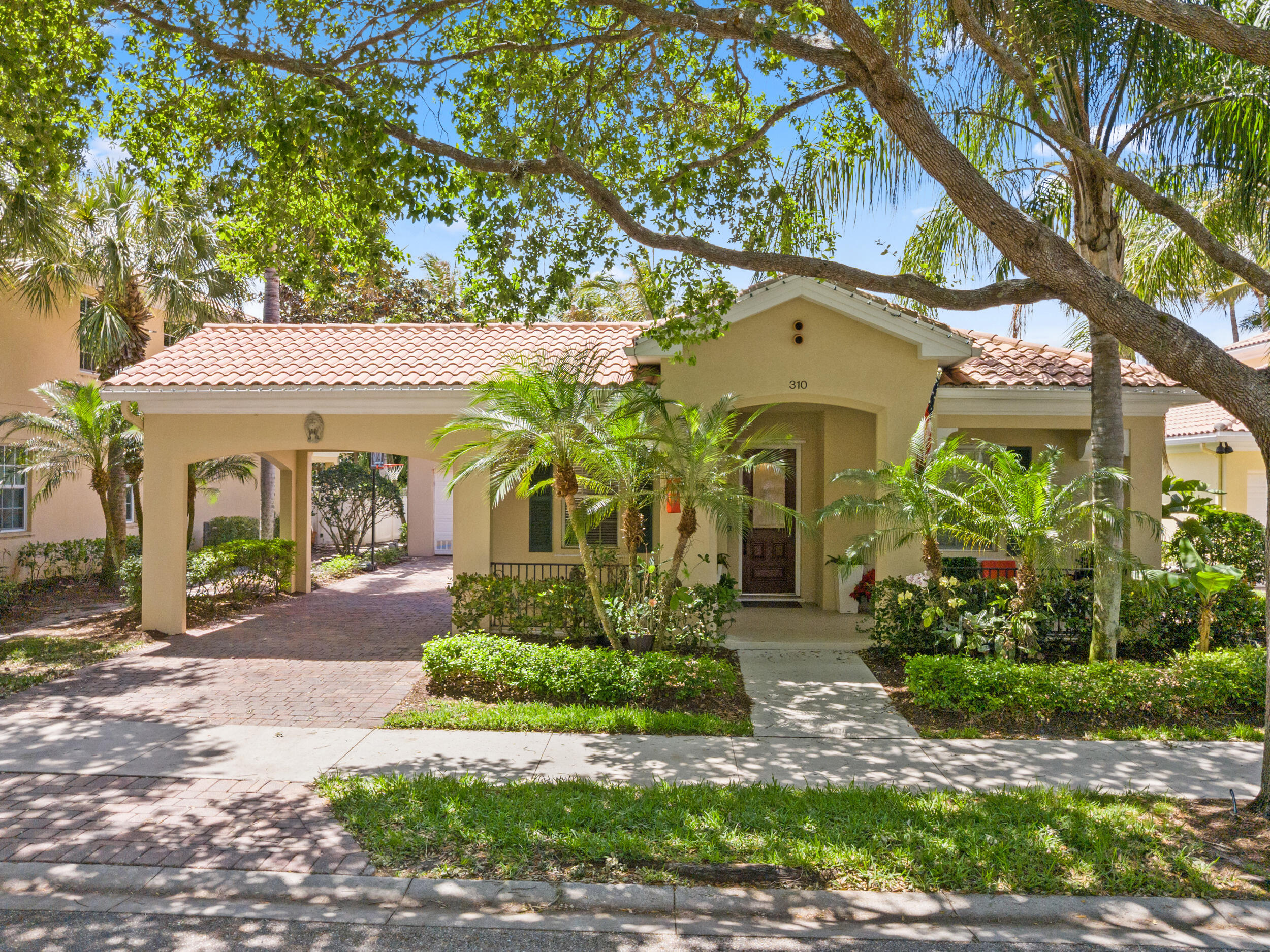 Foto de propiedad en 310 San Remo Drive, Jupiter, FL 33458 Jupiter con MLS# 