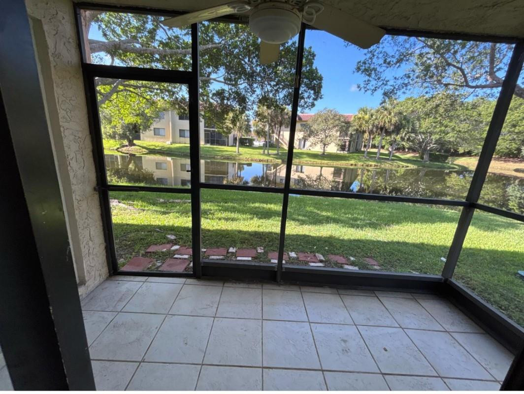 Foto de propiedad en 235 Lakeview Drive 104, Weston, FL 33326 Weston con MLS# 