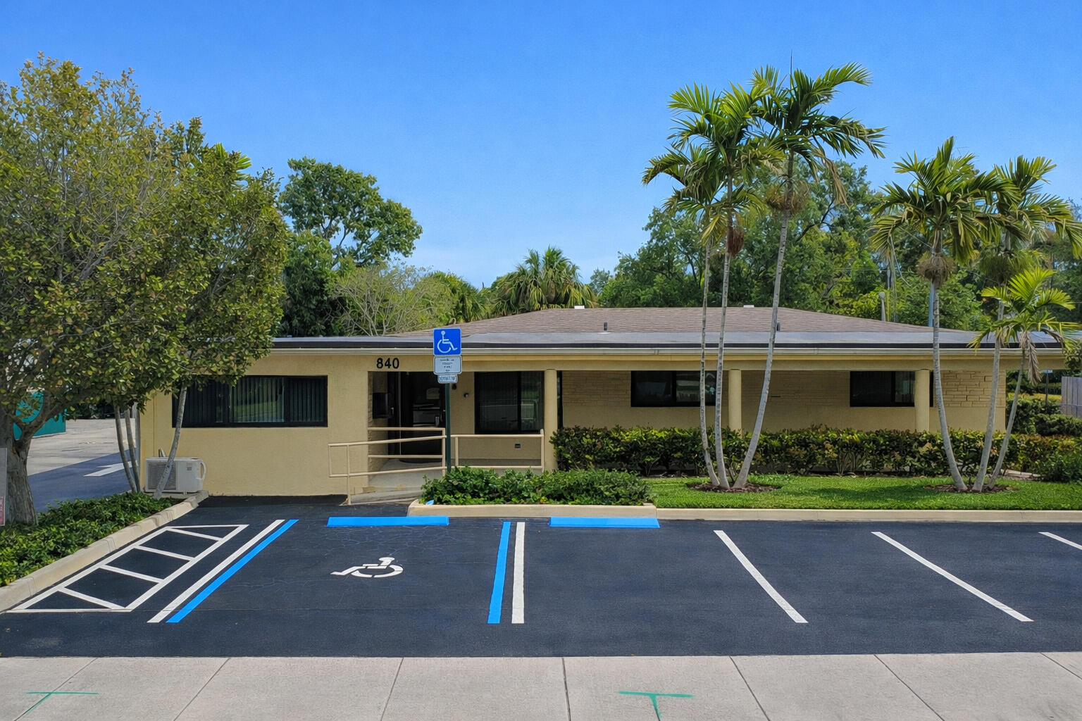 Foto de propiedad en 840 S State Road 7, Plantation, FL 33317 Plantation con MLS# 