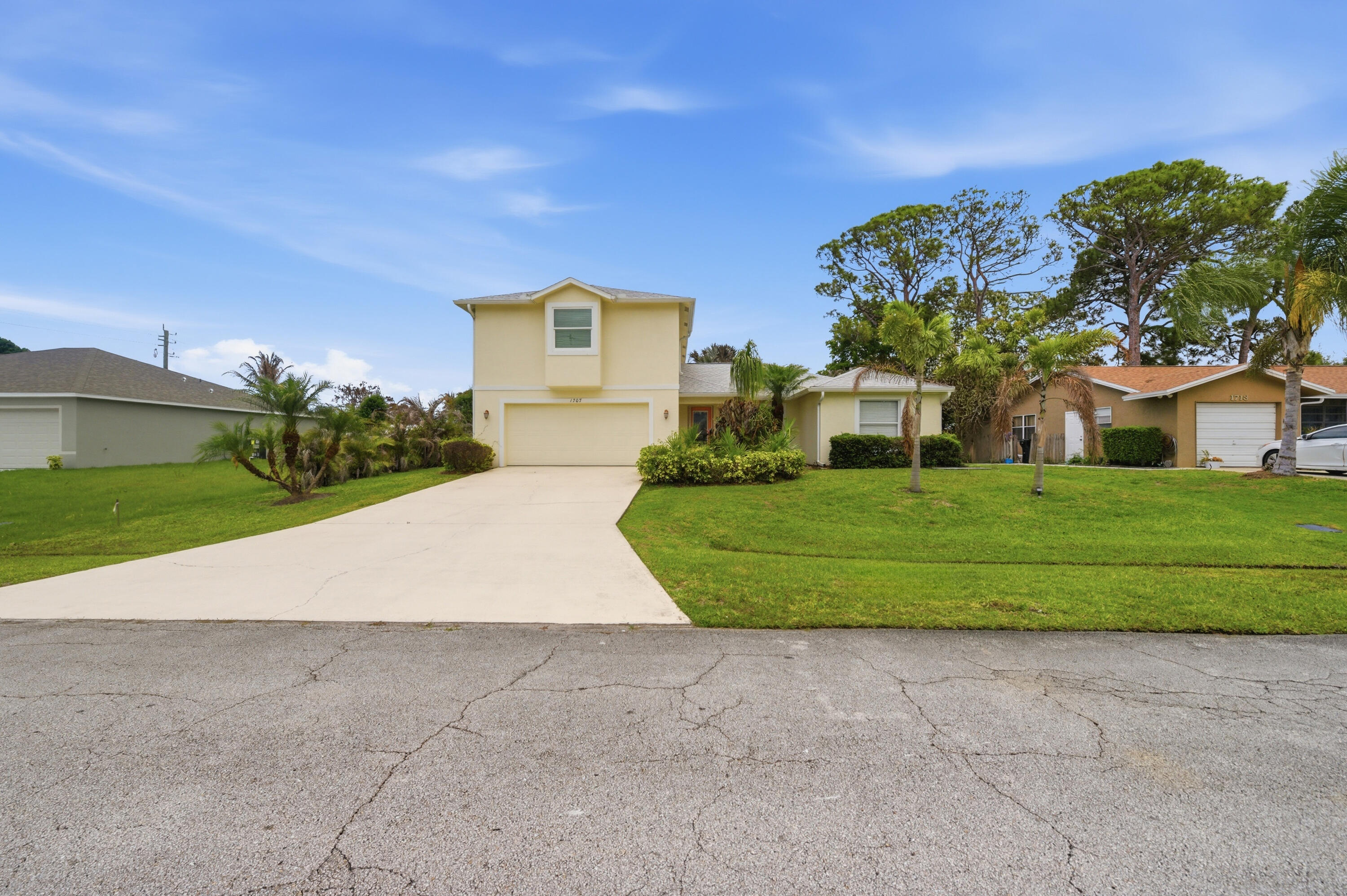 Foto de propiedad en 1707 SE Manth Lane, Port St. Lucie, FL 34983 Port St. Lucie con MLS# 
