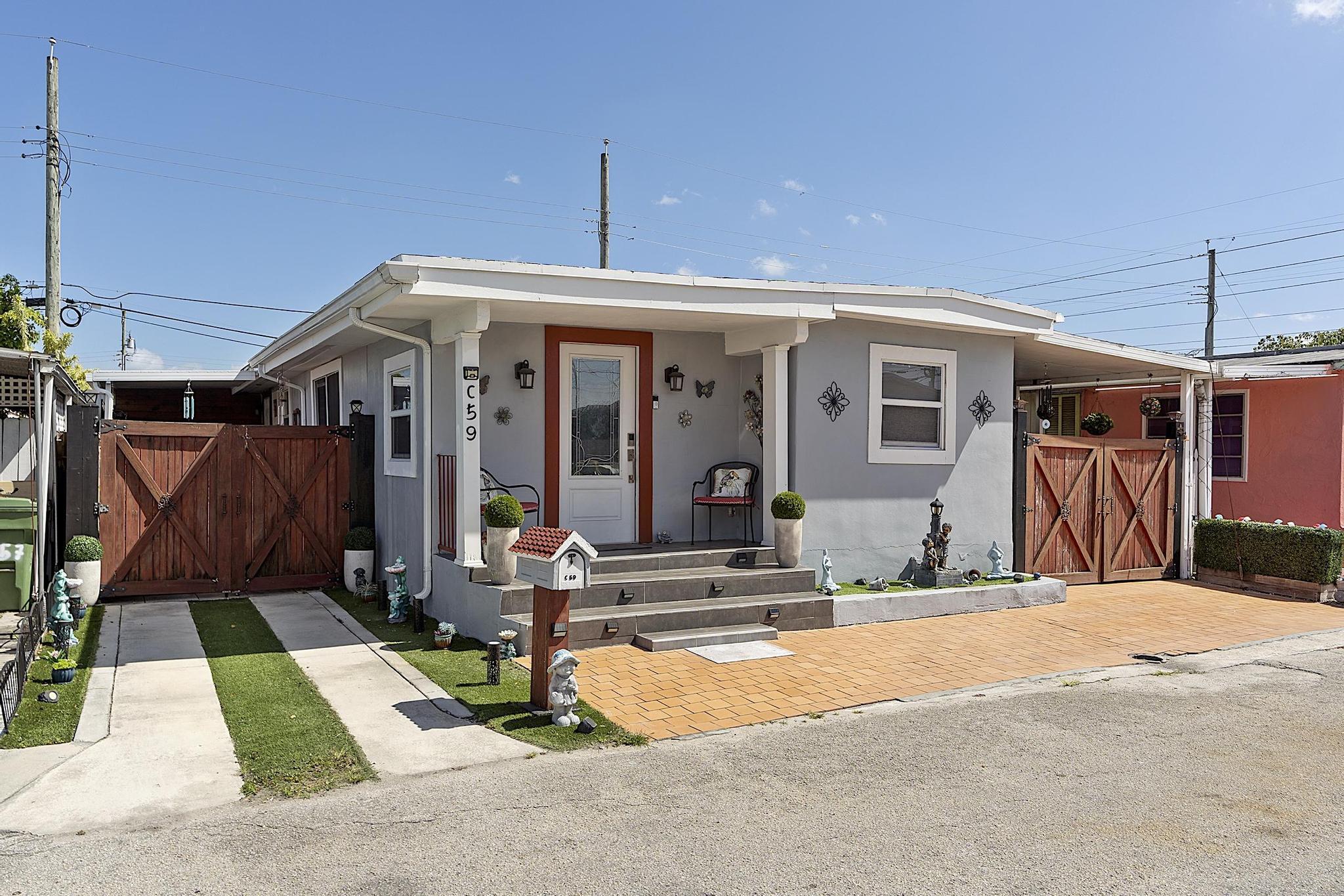 Foto de propiedad en 3205 W 16th Avenue, Hialeah, FL 33012 Hialeah con MLS# 