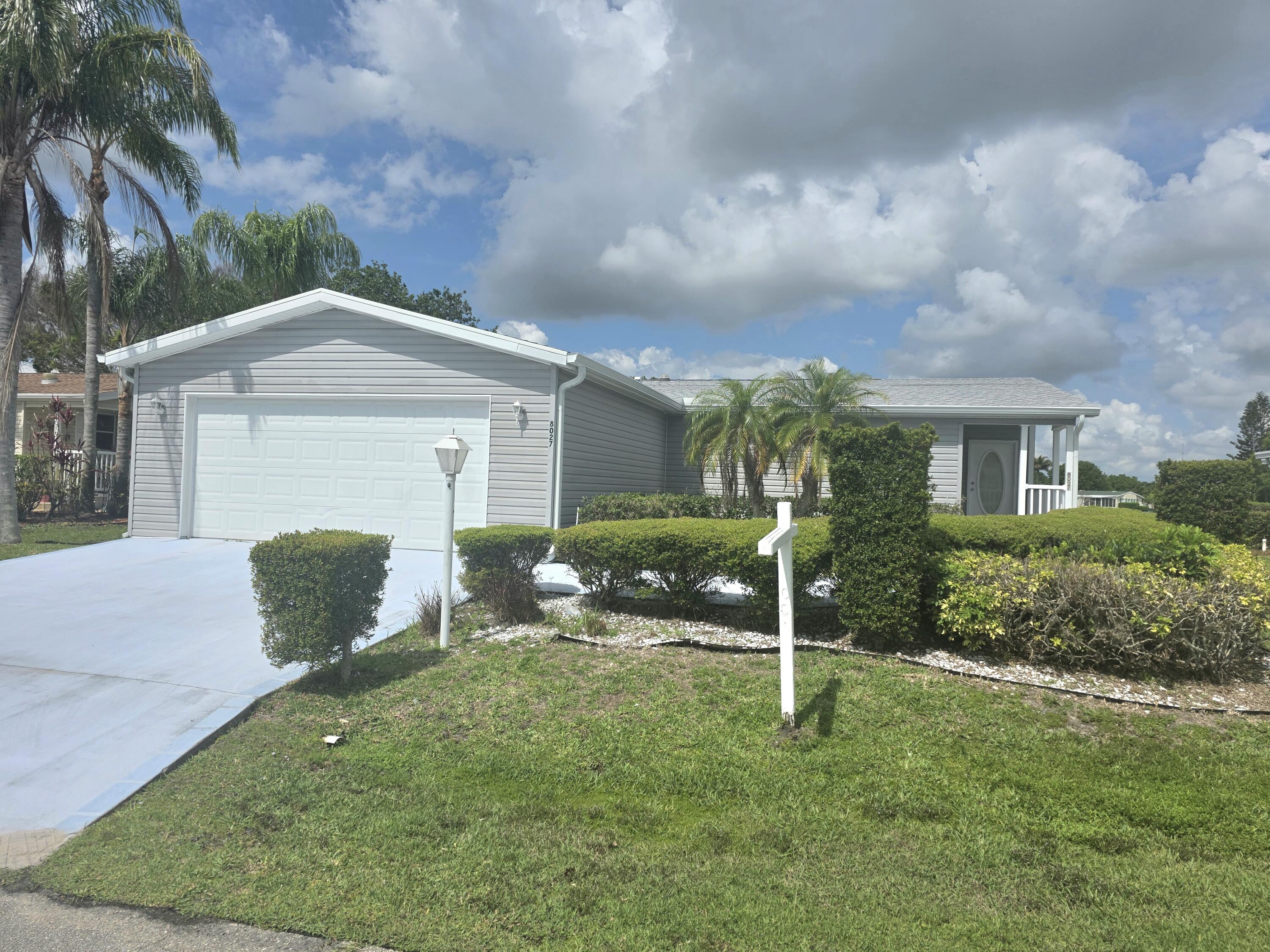 Foto de propiedad en 8027 9th Hole Drive, Port St. Lucie, FL 34952 Port St. Lucie con MLS# 