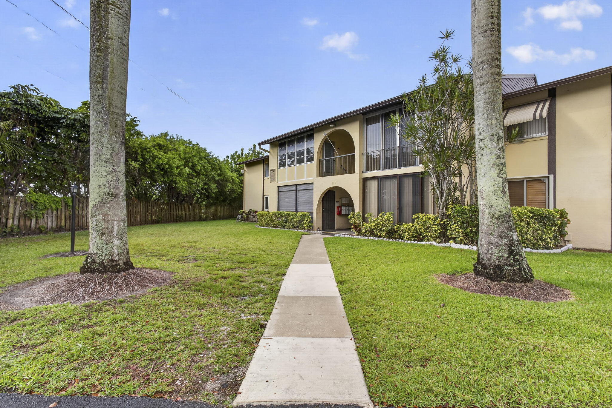 Foto de propiedad en 315 Pine Ridge Circle D-1, Greenacres, FL 33463 Greenacres con MLS# 
