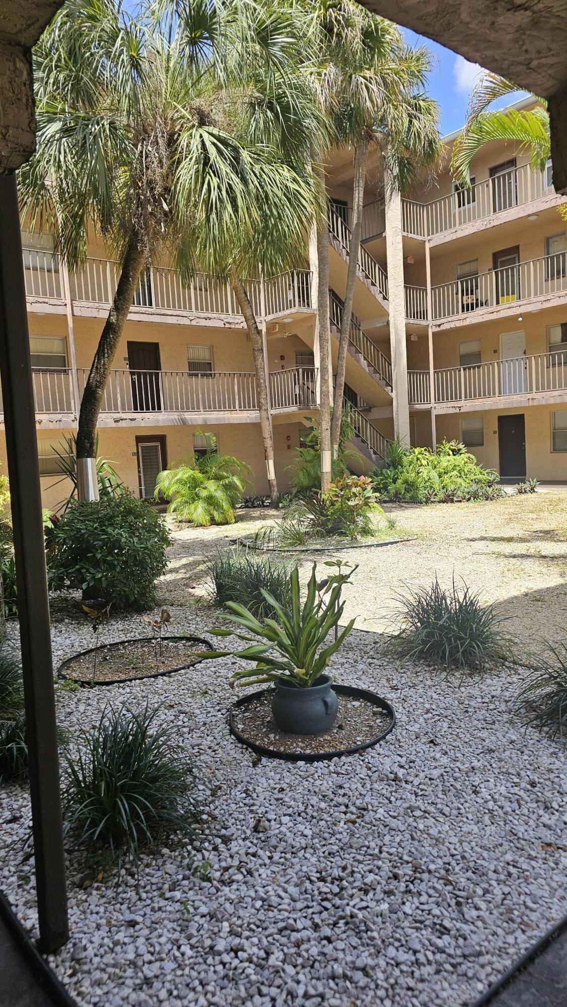 Foto de propiedad en 2840 Somerset Drive 418m, Lauderdale Lakes, FL 33311 Lauderdale Lakes con MLS# 