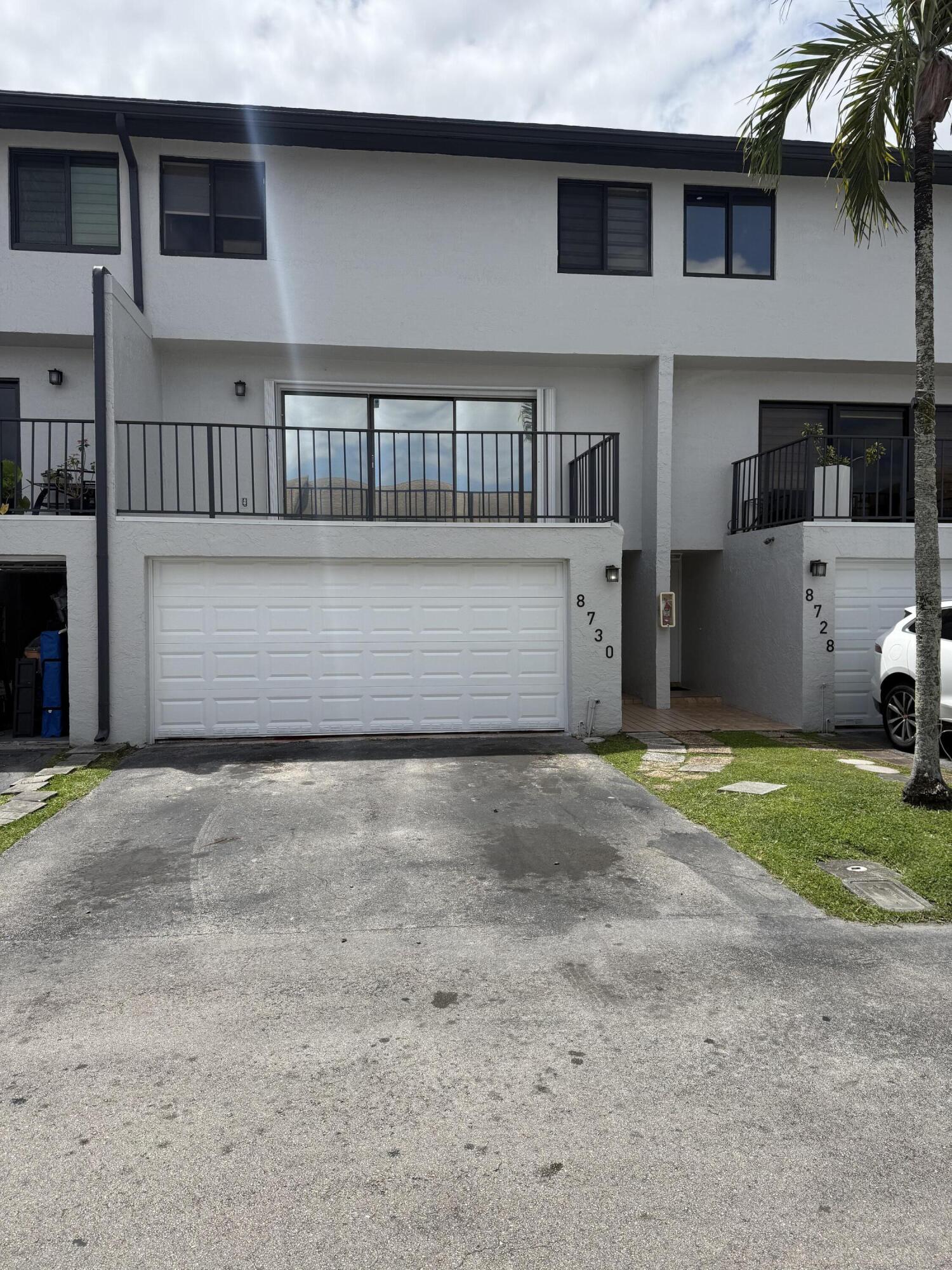 Foto de propiedad en 8730 SW 154th Cir Place, Miami, FL 33193 Miami con MLS# 