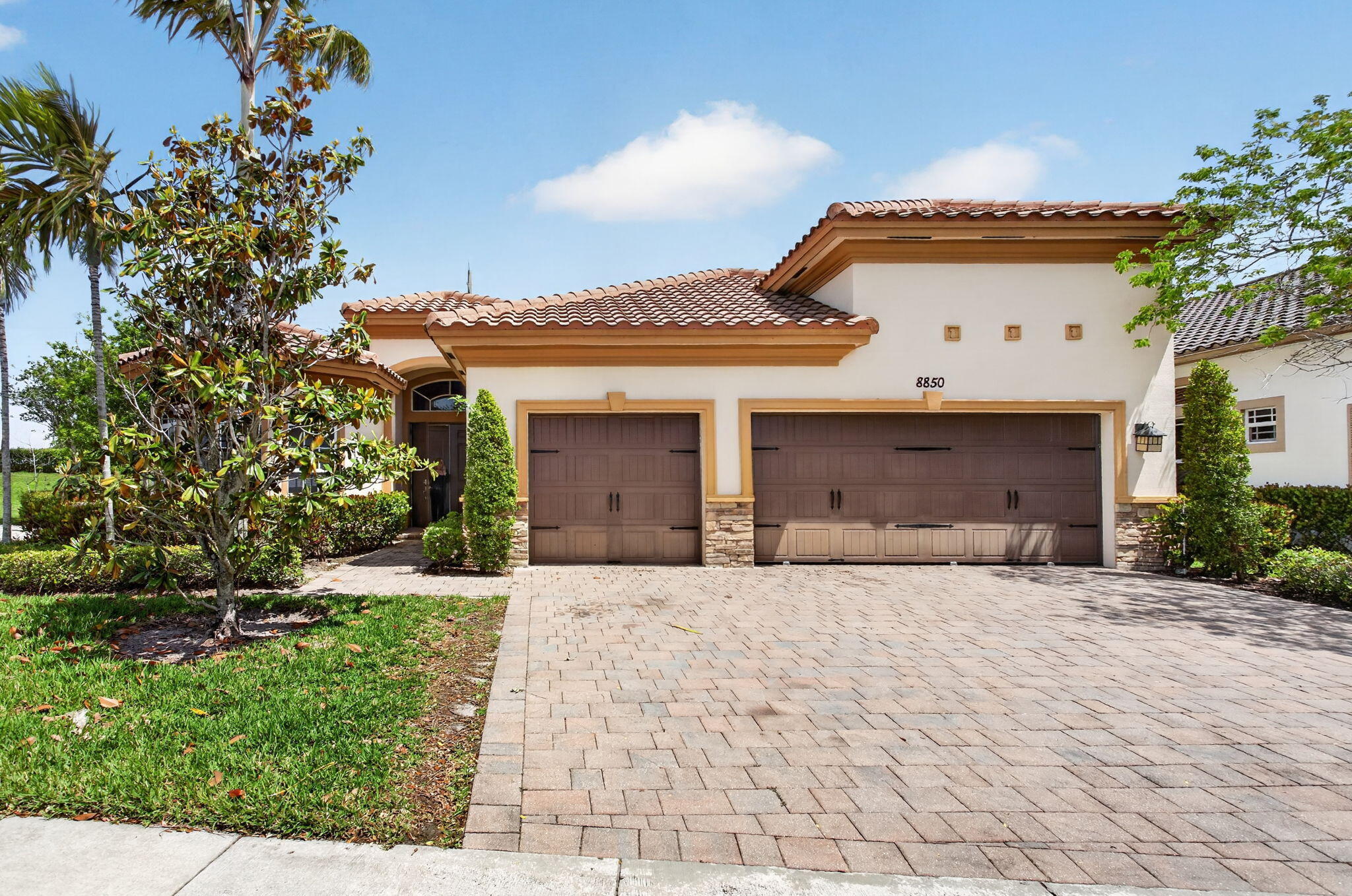 Foto de propiedad en 8850 Miralago Way, Parkland, FL 33076 Parkland con MLS# 
