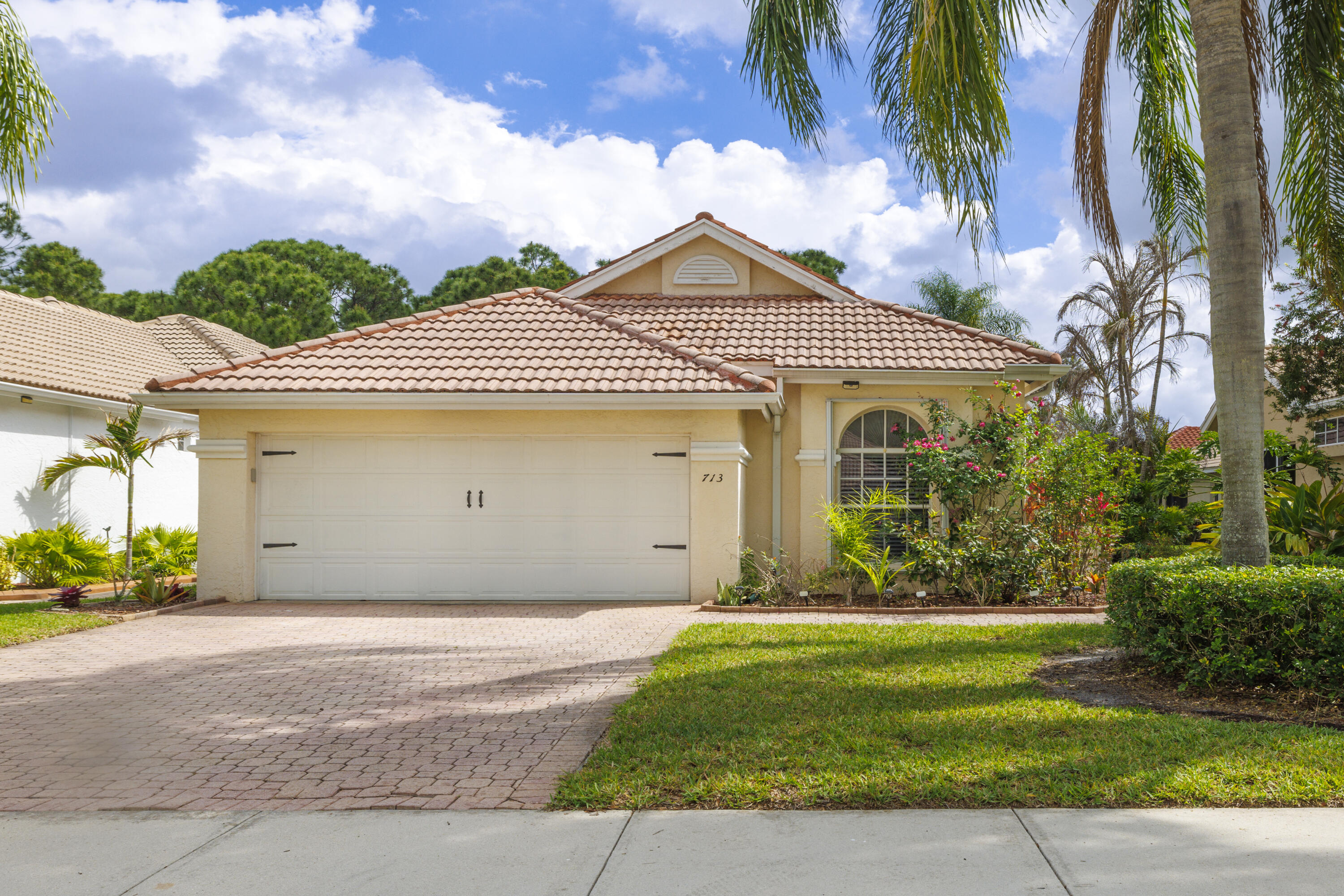 Foto de propiedad en 713 SW St Croix Cove, Port St. Lucie, FL 34986 Port St. Lucie con MLS# 