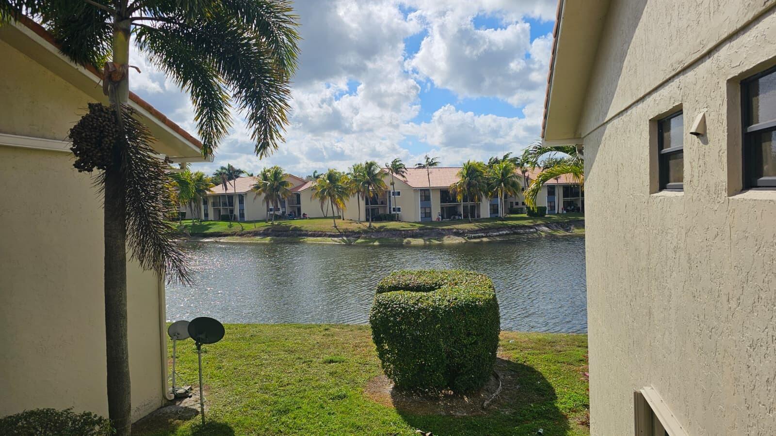 Foto de propiedad en 1517 Lake Crystal Drive E, West Palm Beach, FL 33411 West Palm Beach con MLS# 