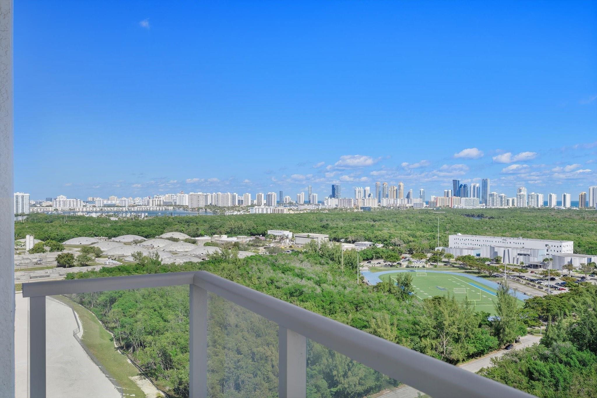 Foto de propiedad en 15051 Royal Oaks Lane 2106, North Miami, FL 33181 North Miami con MLS# 