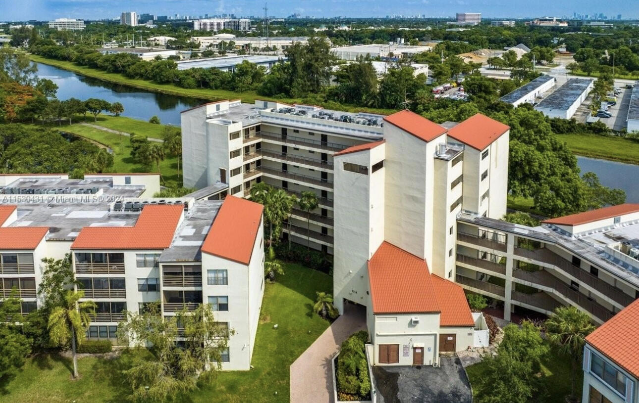 Foto de propiedad en 2314 S Cypress Bend Drive Unit 313, Pompano Beach, FL 33069 Pompano Beach con MLS# 