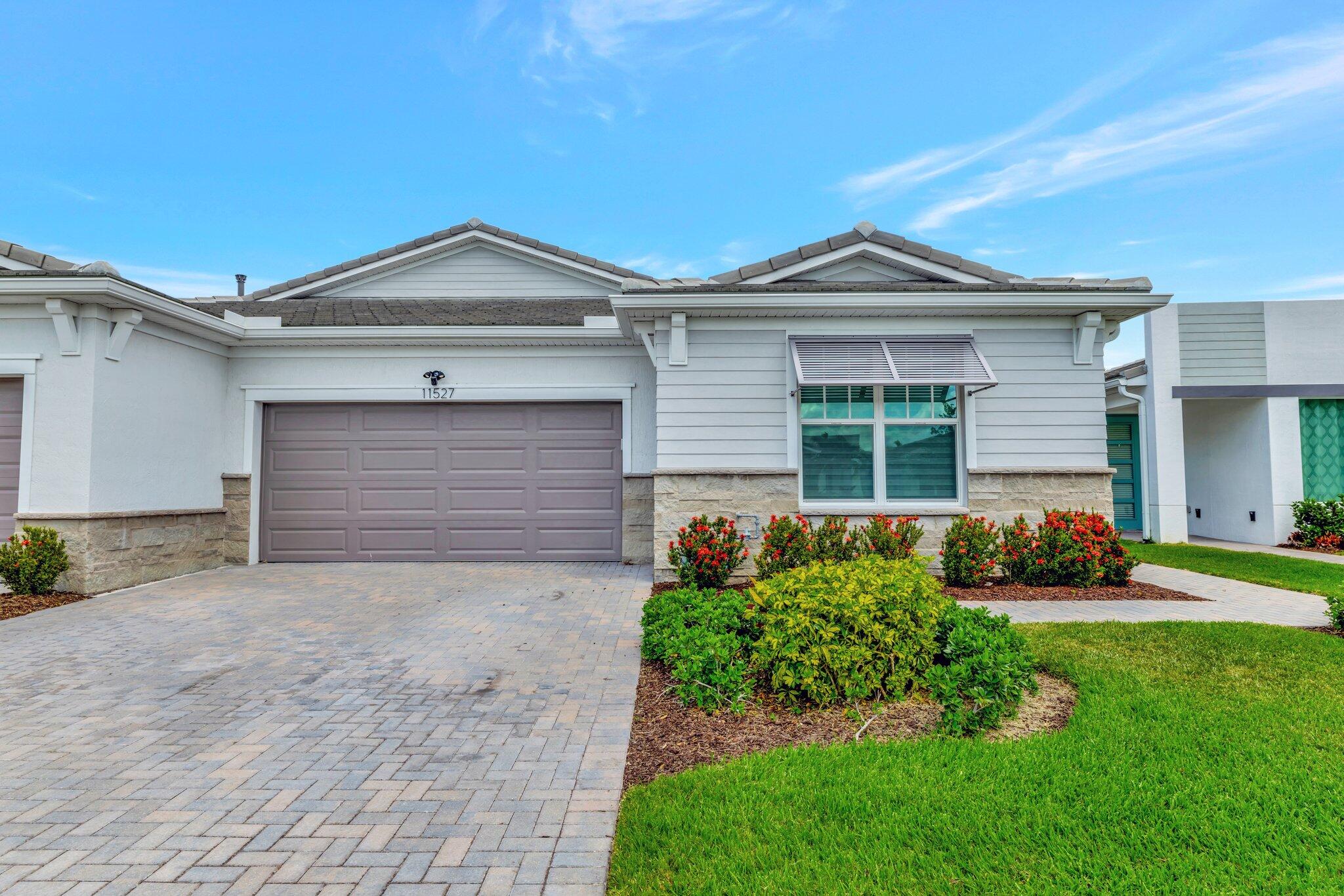 Foto de propiedad en 11527 SW Viridian Boulevard, Port St. Lucie, FL 34987 Port St. Lucie con MLS# 