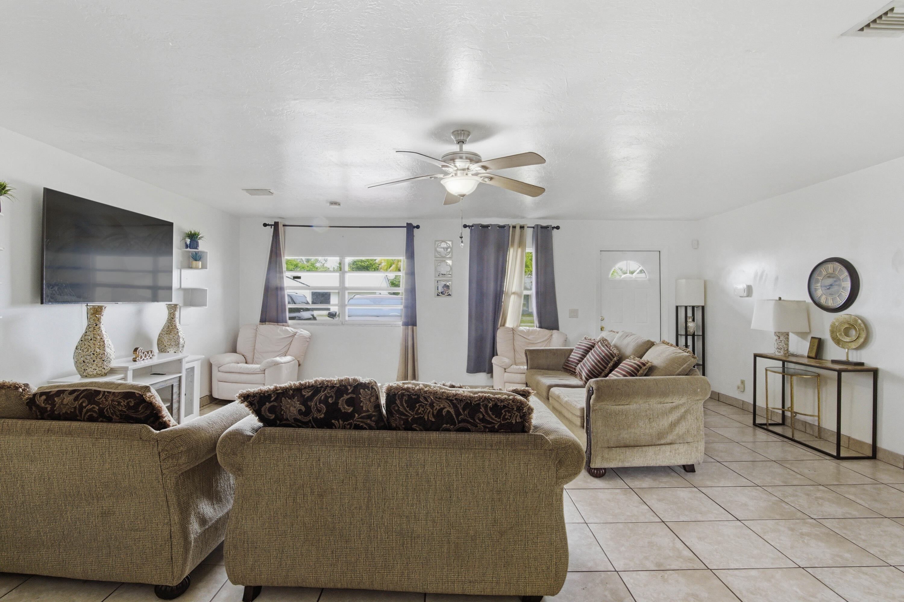 Foto de propiedad en 8230 SW 4th Place, North Lauderdale, FL 33068 North Lauderdale con MLS# 