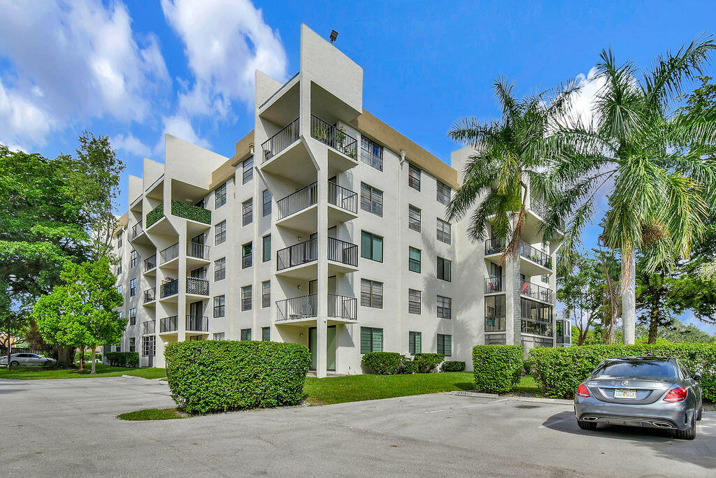 Foto de propiedad en 6190 Woodlands Boulevard 312, Tamarac, FL 33319 Tamarac con MLS# 
