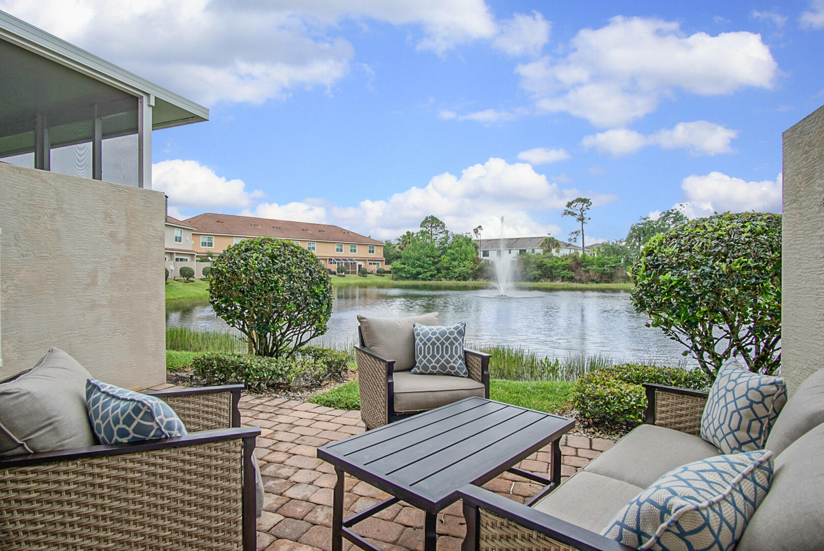 Foto de propiedad en 638 SW Glen Crest Way, Stuart, FL 34997 Stuart con MLS# 