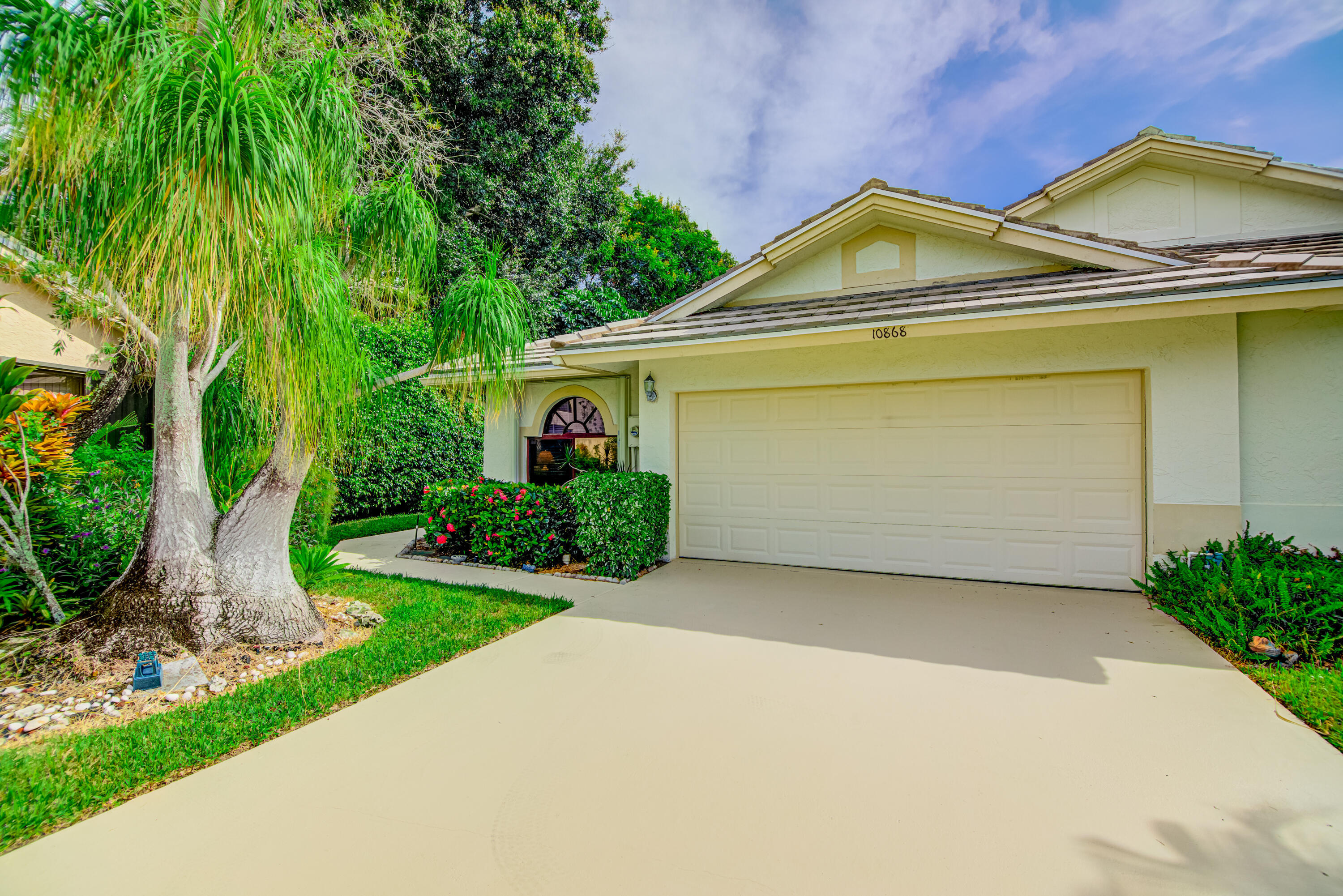 Foto de propiedad en 10868 Stafford Circle N, Boynton Beach, FL 33436 Boynton Beach con MLS# 