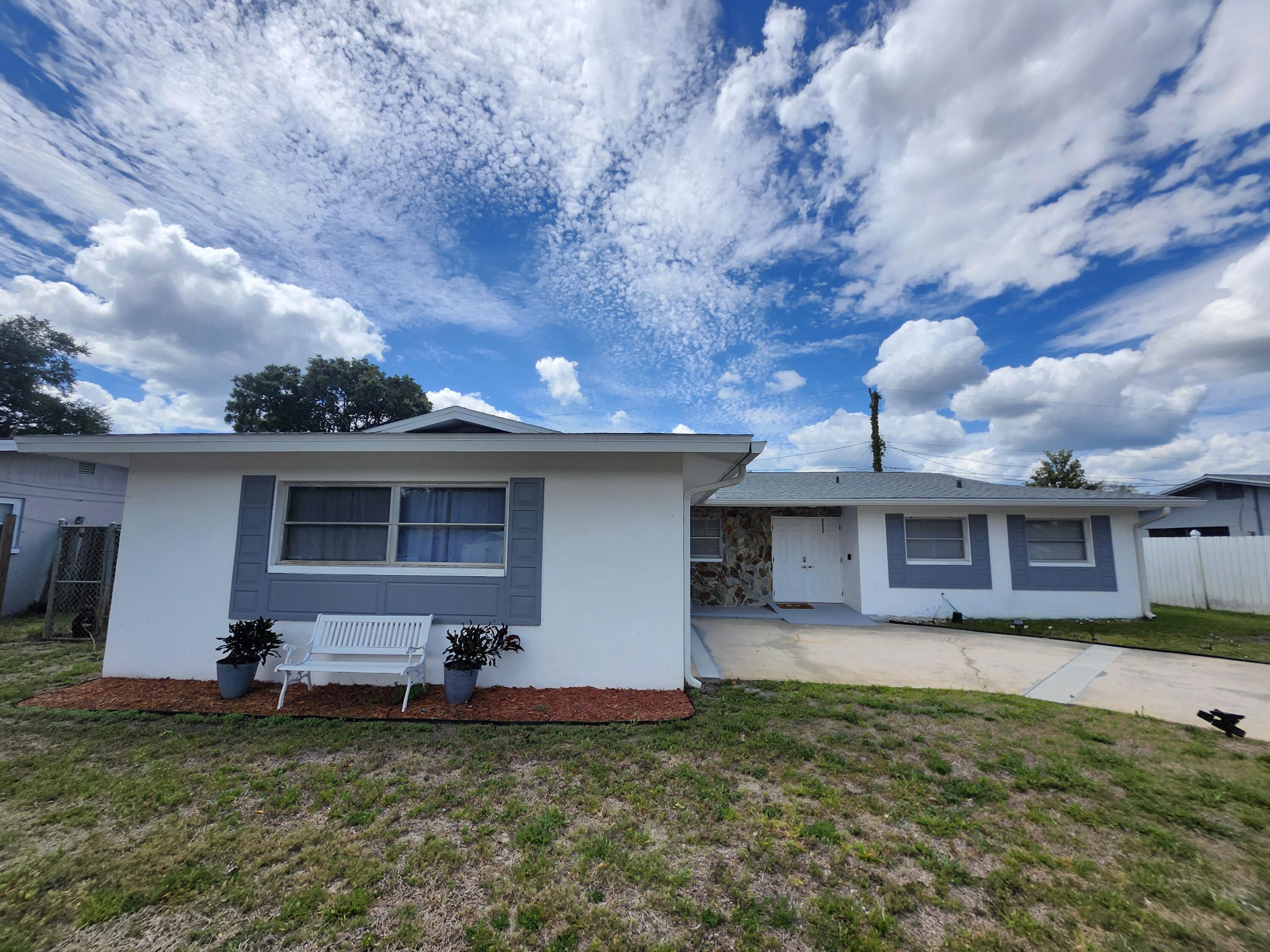 Foto de propiedad en 2521 Tomoka Avenue, Titusville, FL 32780 Titusville con MLS# 