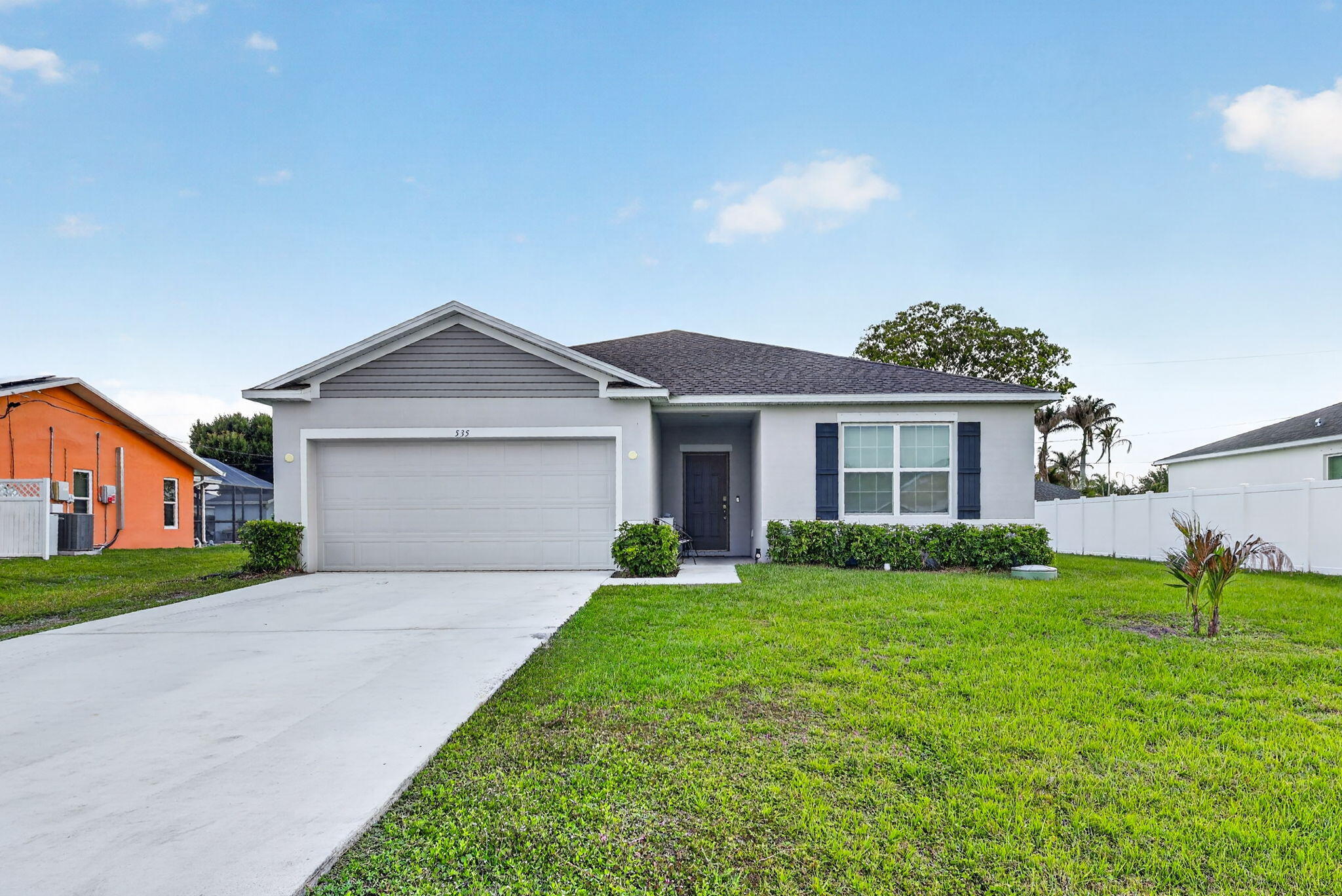 Foto de propiedad en 535 SW Butler Avenue, Port St. Lucie, FL 34983 Port St. Lucie con MLS# 