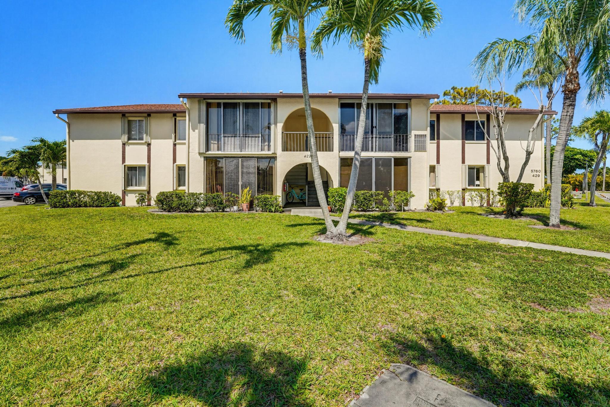 Foto de propiedad en 5760 Pine Wood Drive D-1, Greenacres, FL 33463 Greenacres con MLS# 