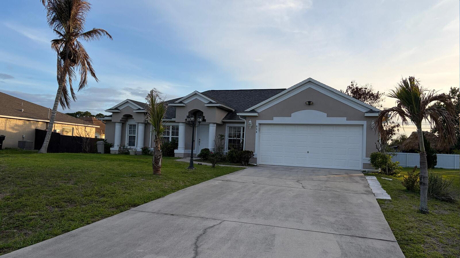 Foto de propiedad en 956 SW Del Rio Boulevard, Port St. Lucie, FL 34953 Port St. Lucie con MLS# 
