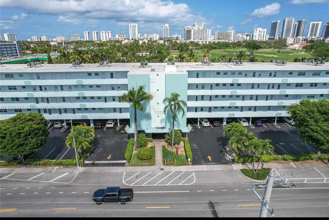 Foto de propiedad en 700 NE 14th Avenue NE 404, Hallandale Beach, FL 33009 Hallandale Beach con MLS# 
