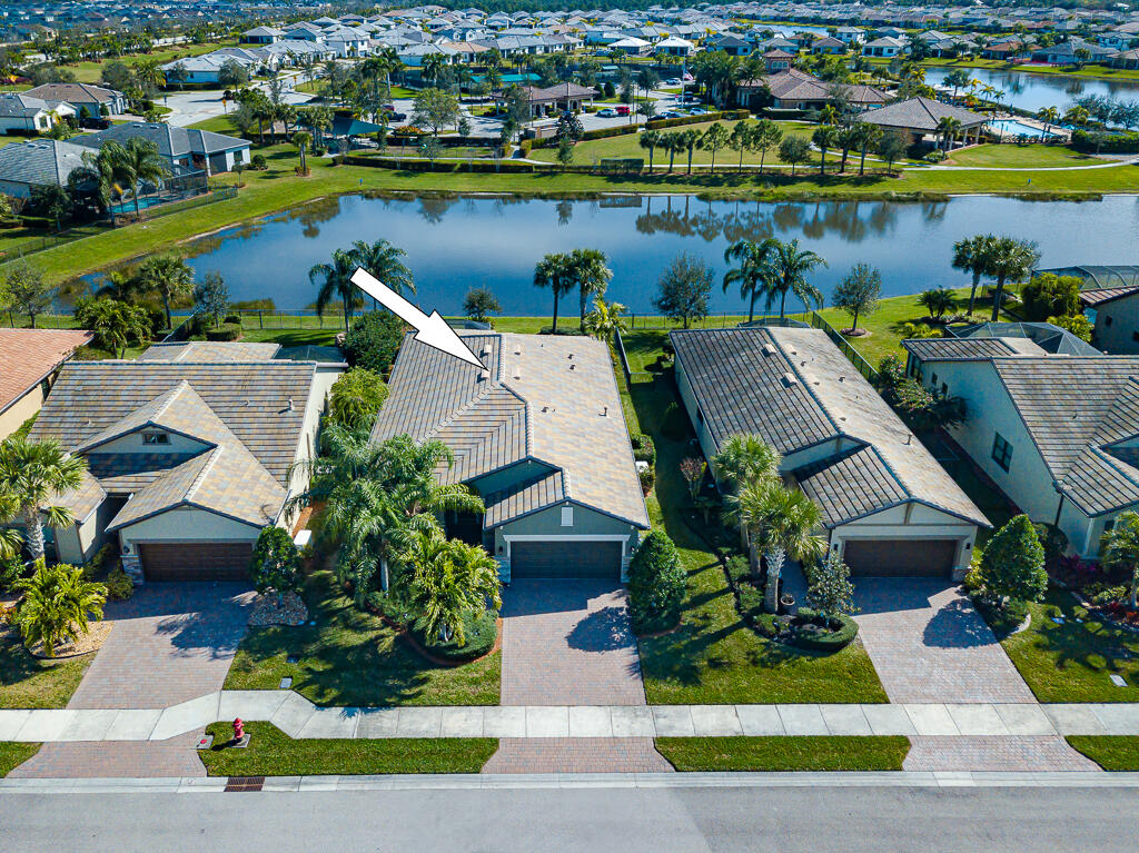 Foto de propiedad en 221 SE Longview Drive, Port St. Lucie, FL 34984 Port St. Lucie con MLS# 