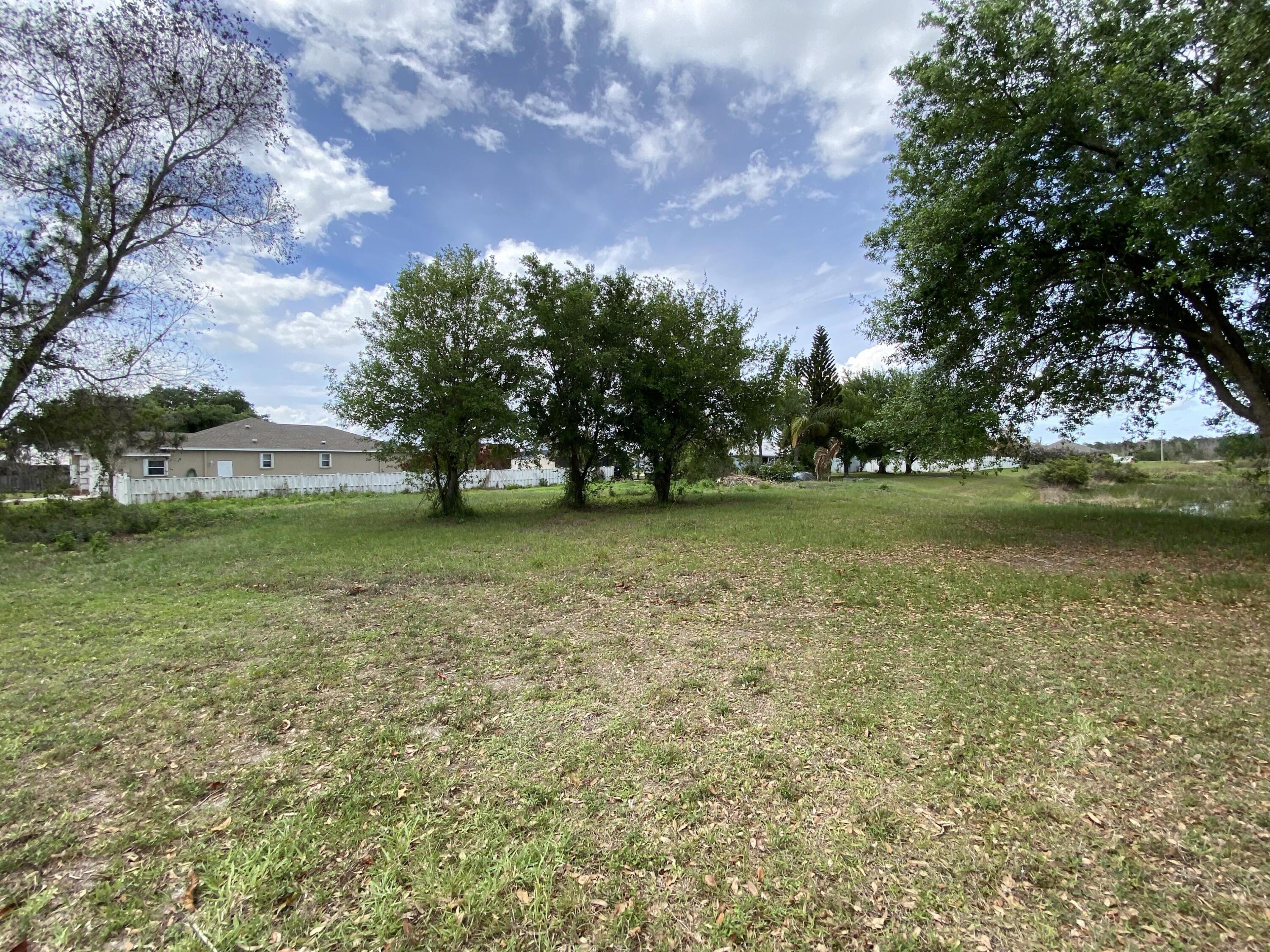 Foto de propiedad en 5859 NW Dunmore Avenue, Port St. Lucie, FL 34986 Port St. Lucie con MLS# 