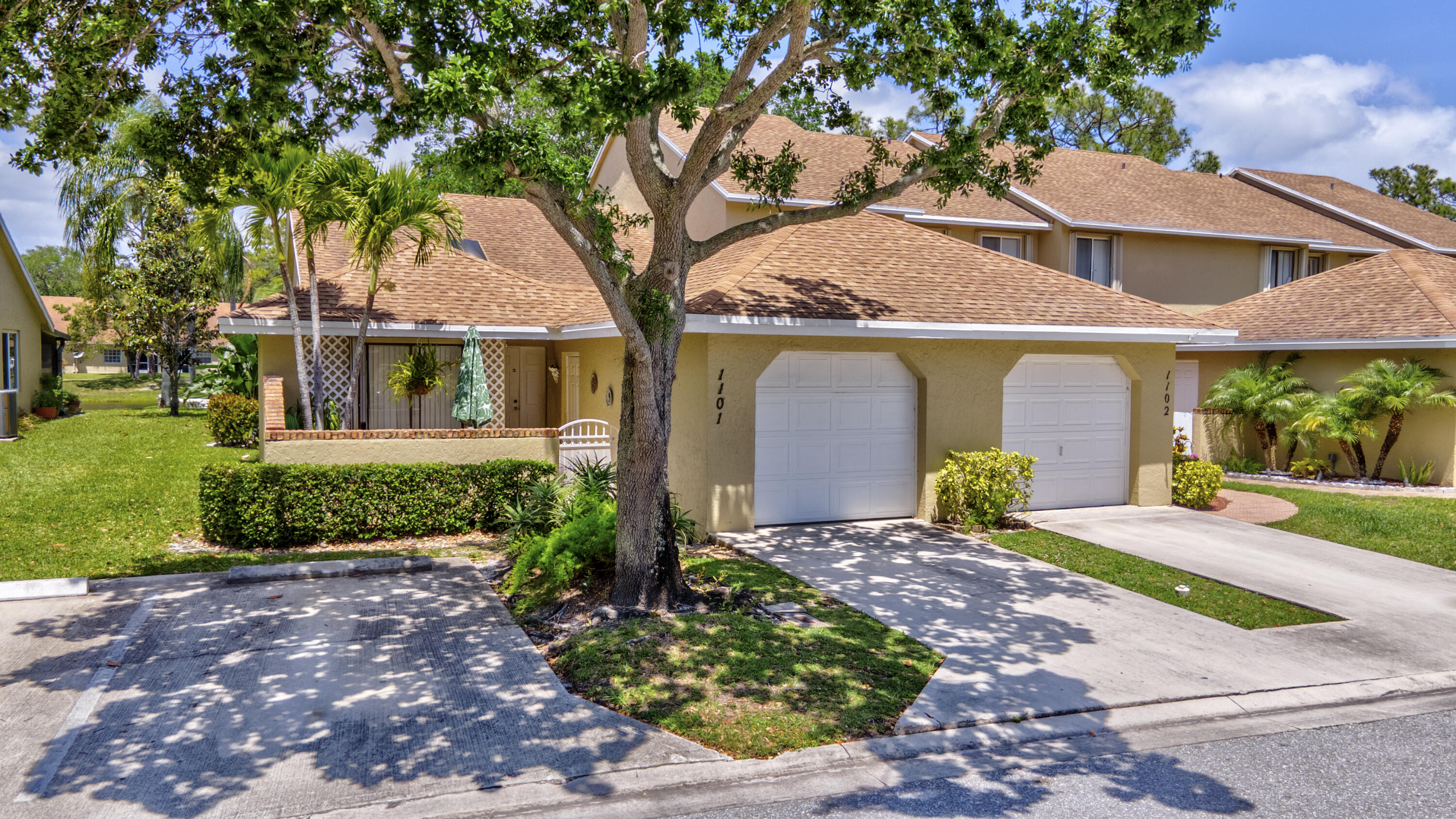 Foto de propiedad en 1101 Maplewood Drive, Greenacres, FL 33415 Greenacres con MLS# 