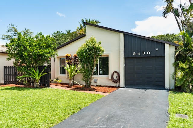 Foto de propiedad en 5430 Mirror Lakes Boulevard, Boynton Beach, FL 33472 Boynton Beach con MLS# 