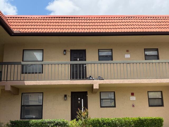 Foto de propiedad en 21906 Lake Forest Circle APT 205, Boca Raton, FL 33433 Boca Raton con MLS# 