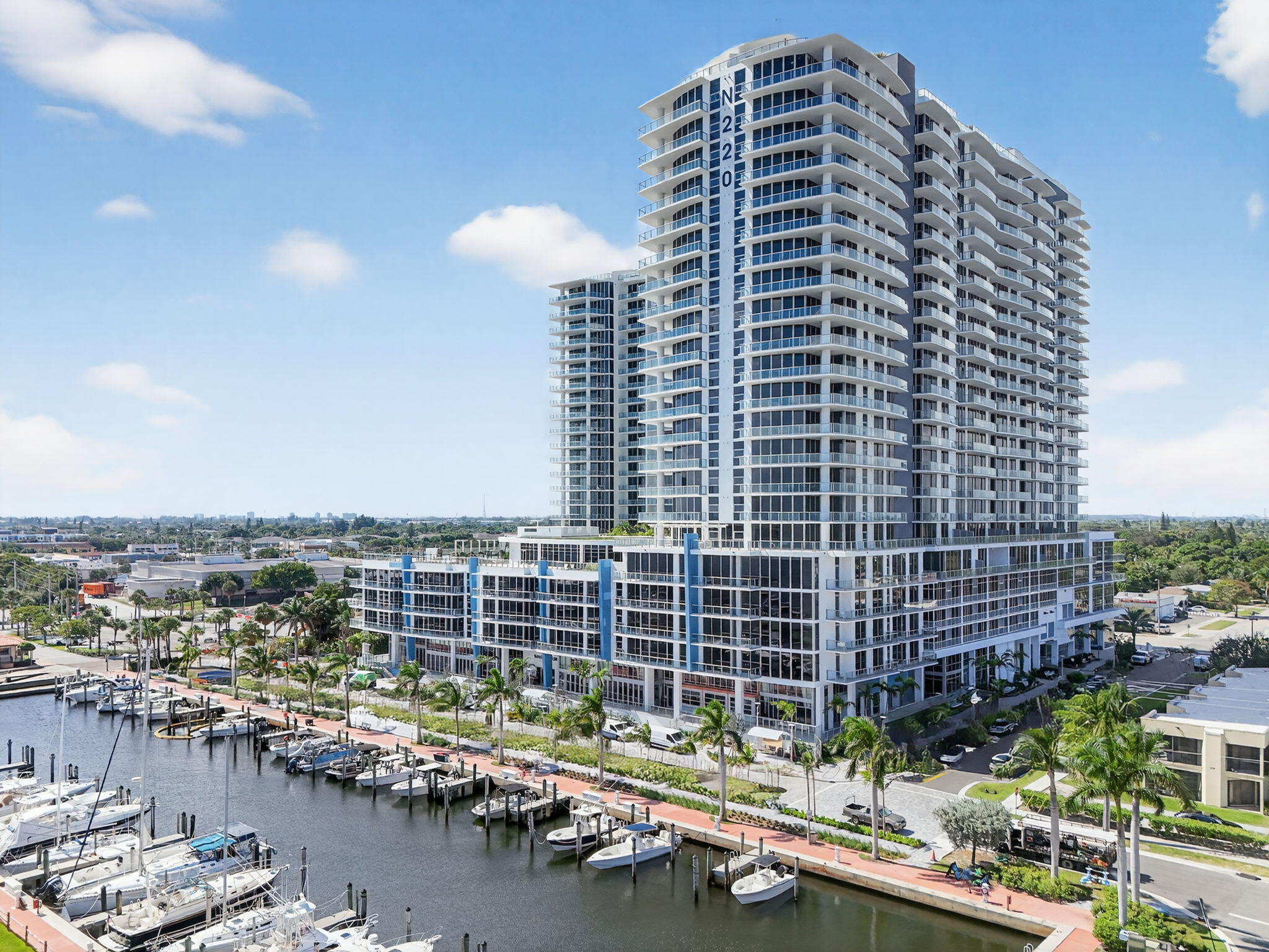Foto de propiedad en 220 Lake Shore Drive 1906, Lake Park, FL 33403 Lake Park con MLS# 