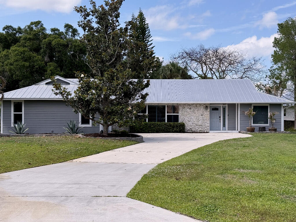 Foto de propiedad en 2402 River Hammock Lane, Fort Pierce, FL 34981 Fort Pierce con MLS# 