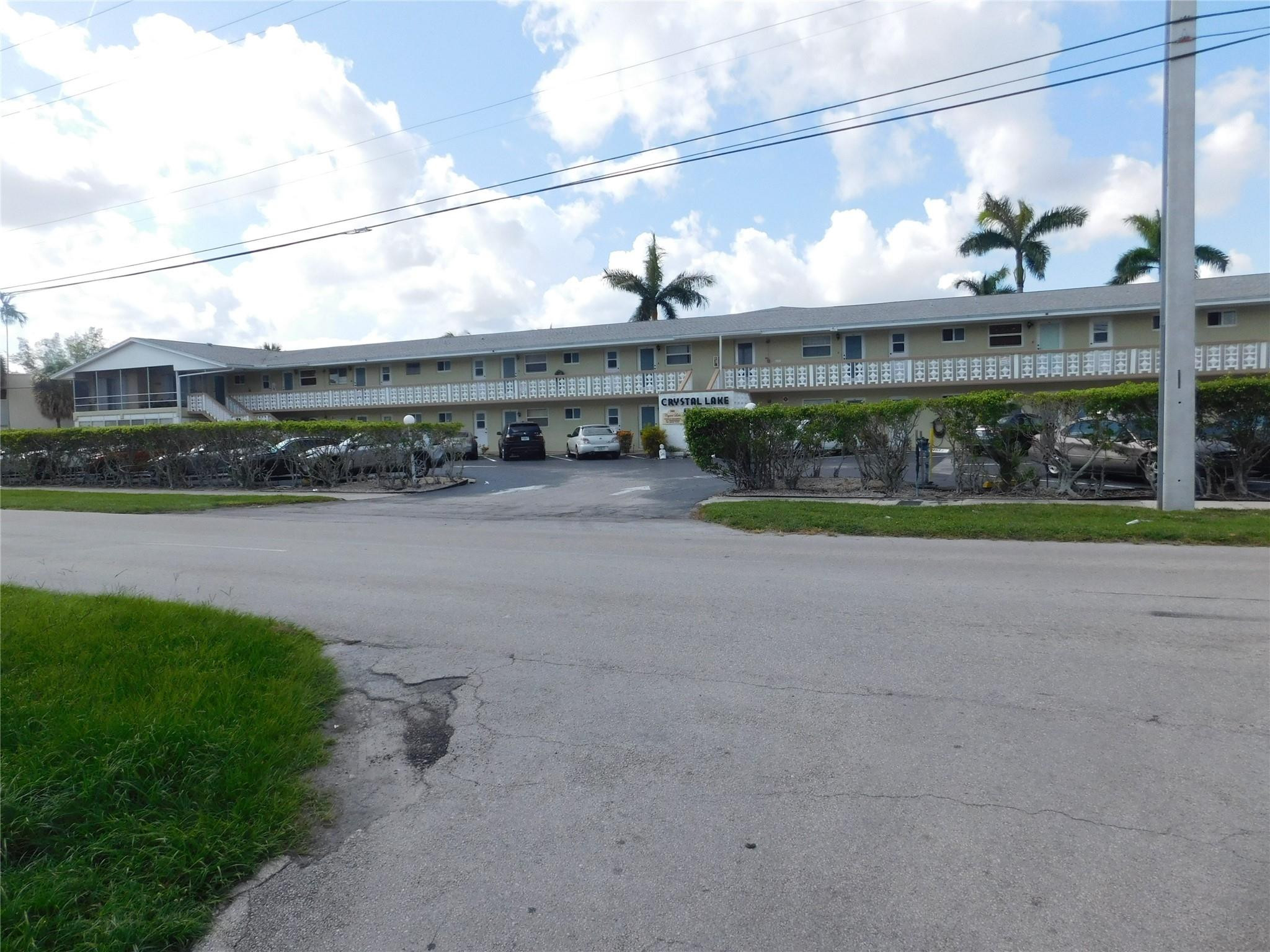 Foto de propiedad en 960 Crystal Lake Drive 201, Deerfield Beach, FL 33064 Deerfield Beach con MLS# 