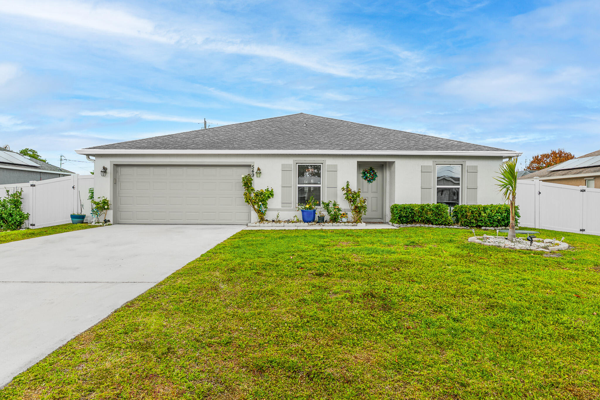 Foto de propiedad en 549 SW Prado Avenue, Port St. Lucie, FL 34983 Port St. Lucie con MLS# 