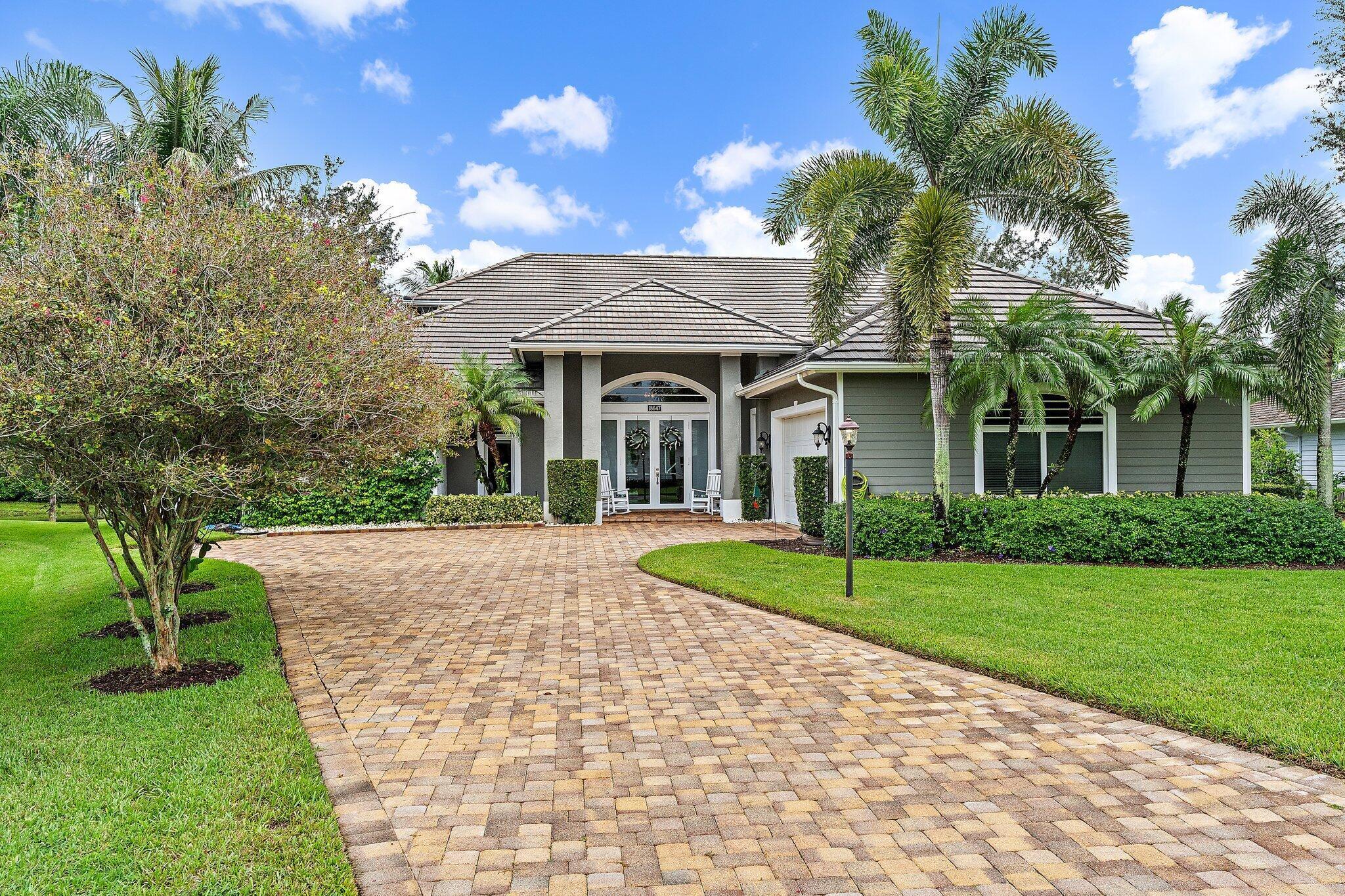 Foto de propiedad en 18647 SE Lakeside Way, Tequesta, FL 33469 Tequesta con MLS# 