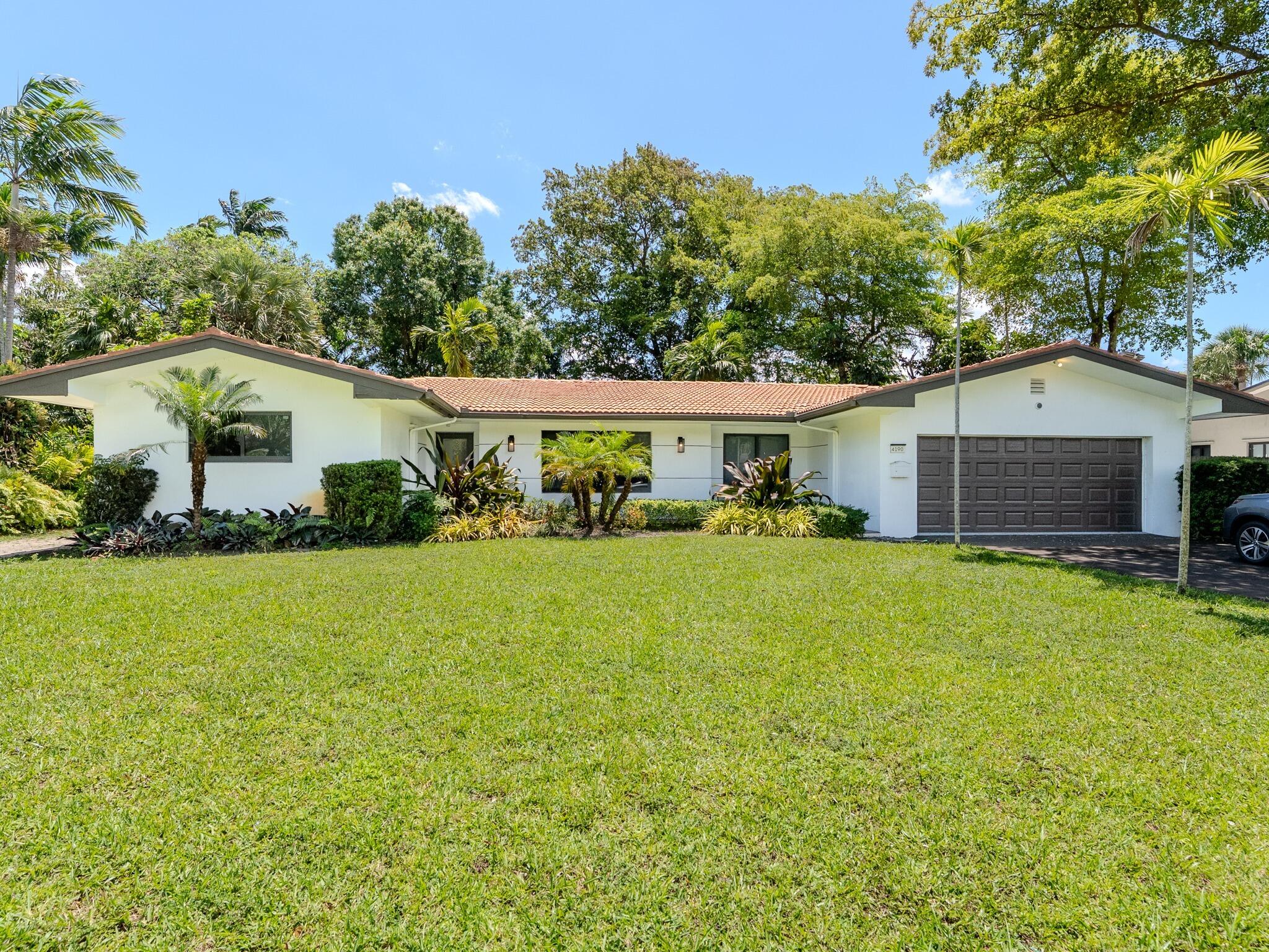Foto de propiedad en 4190 SW 4th Street, Plantation, FL 33317 Plantation con MLS# 